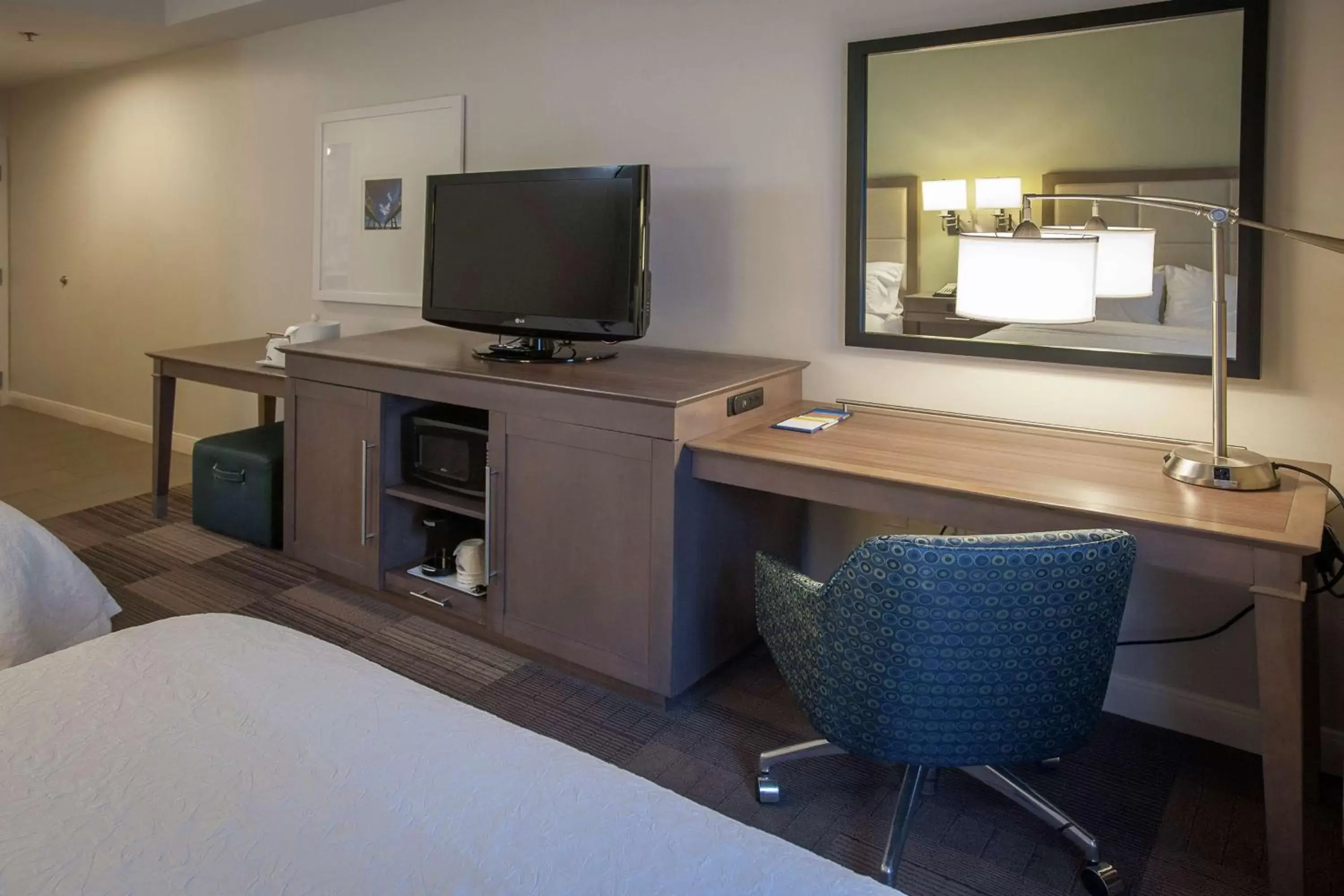 Bedroom, TV/Entertainment Center in Hampton Inn & Suites New Orleans/Elmwood