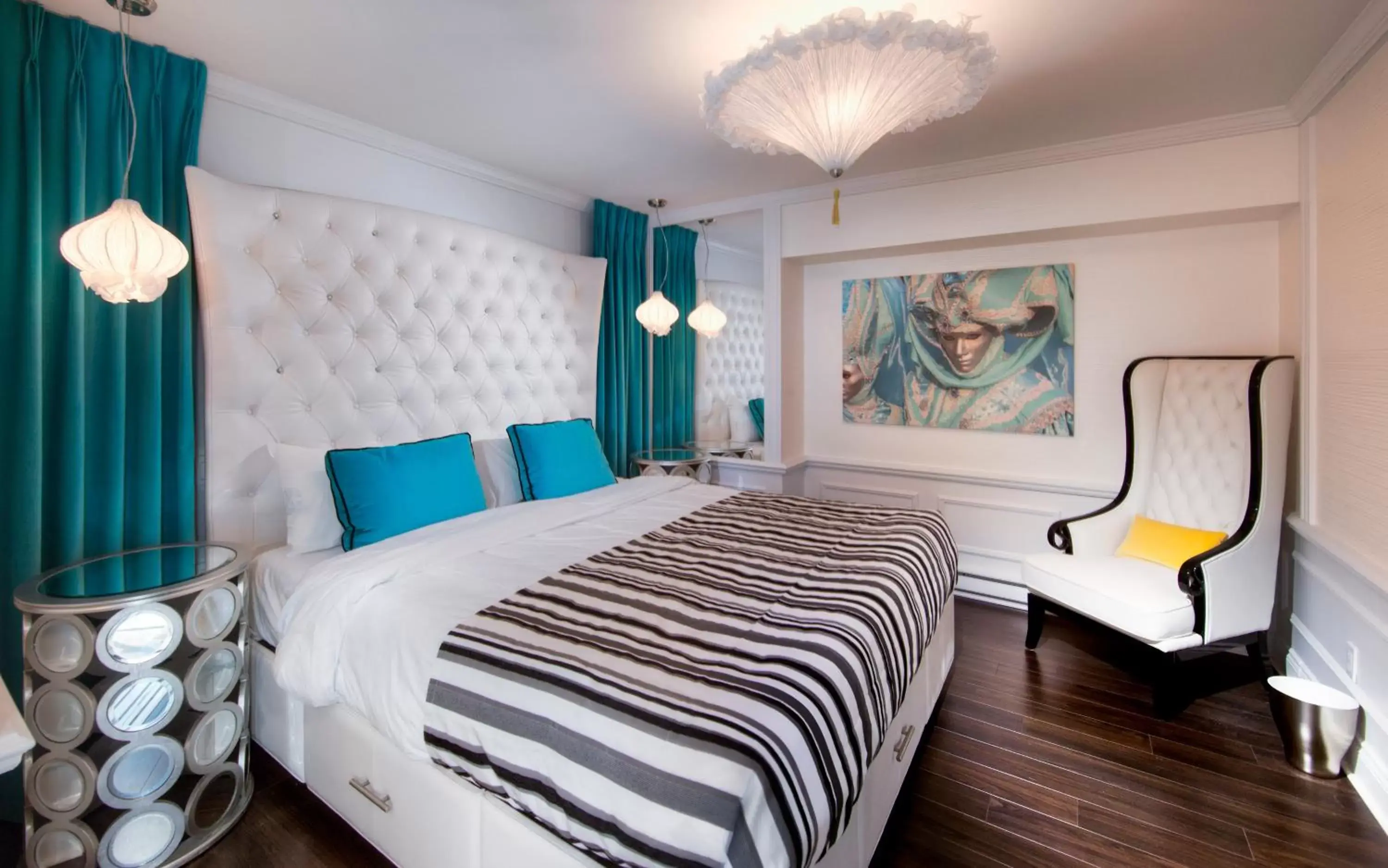 Topaz Premium Suite, 1 King Bed and 1 Queen Murphy Bed in Hotel Plaza Quebec