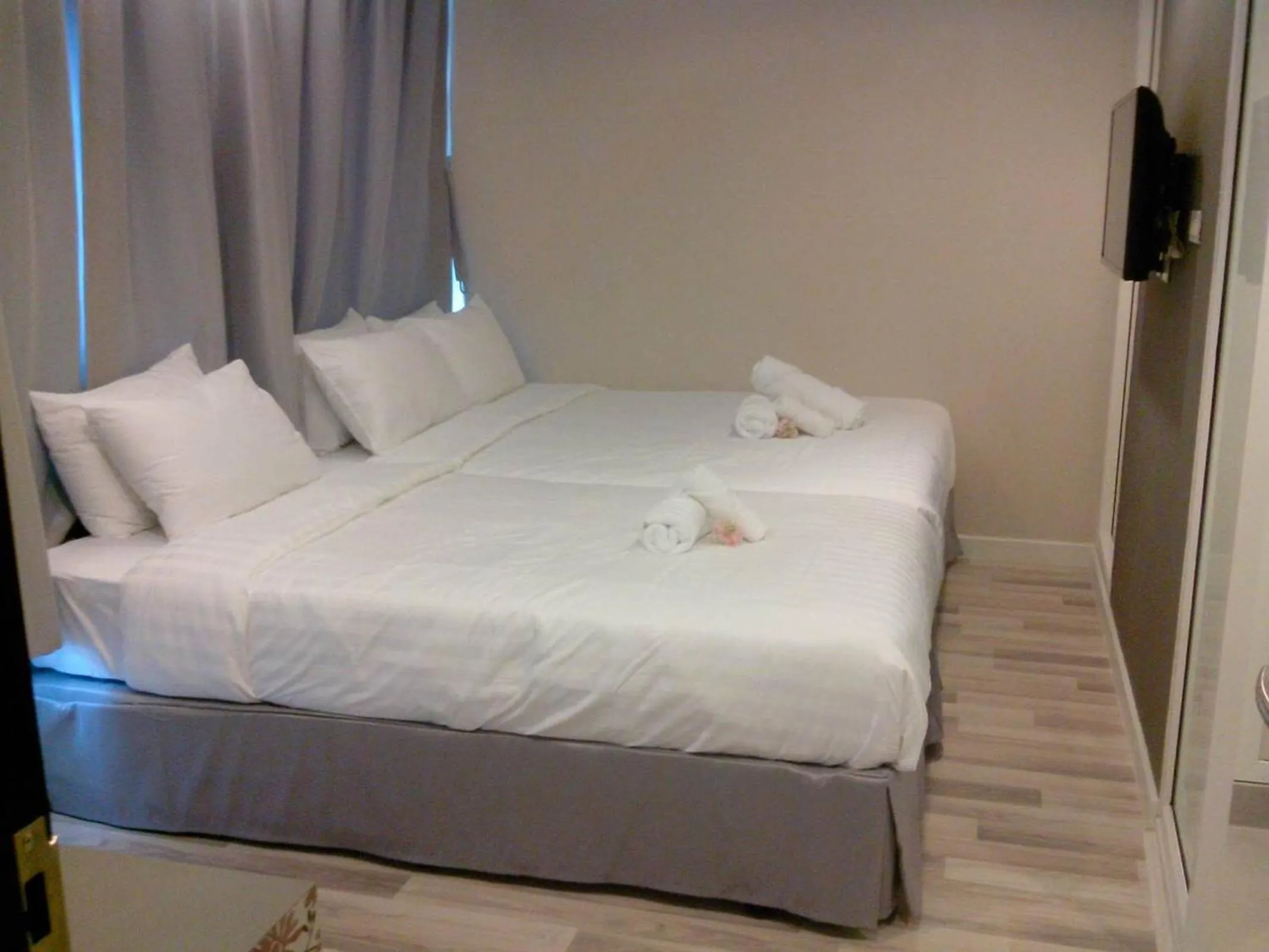 Photo of the whole room, Bed in Nantra Ploenchit hotel
