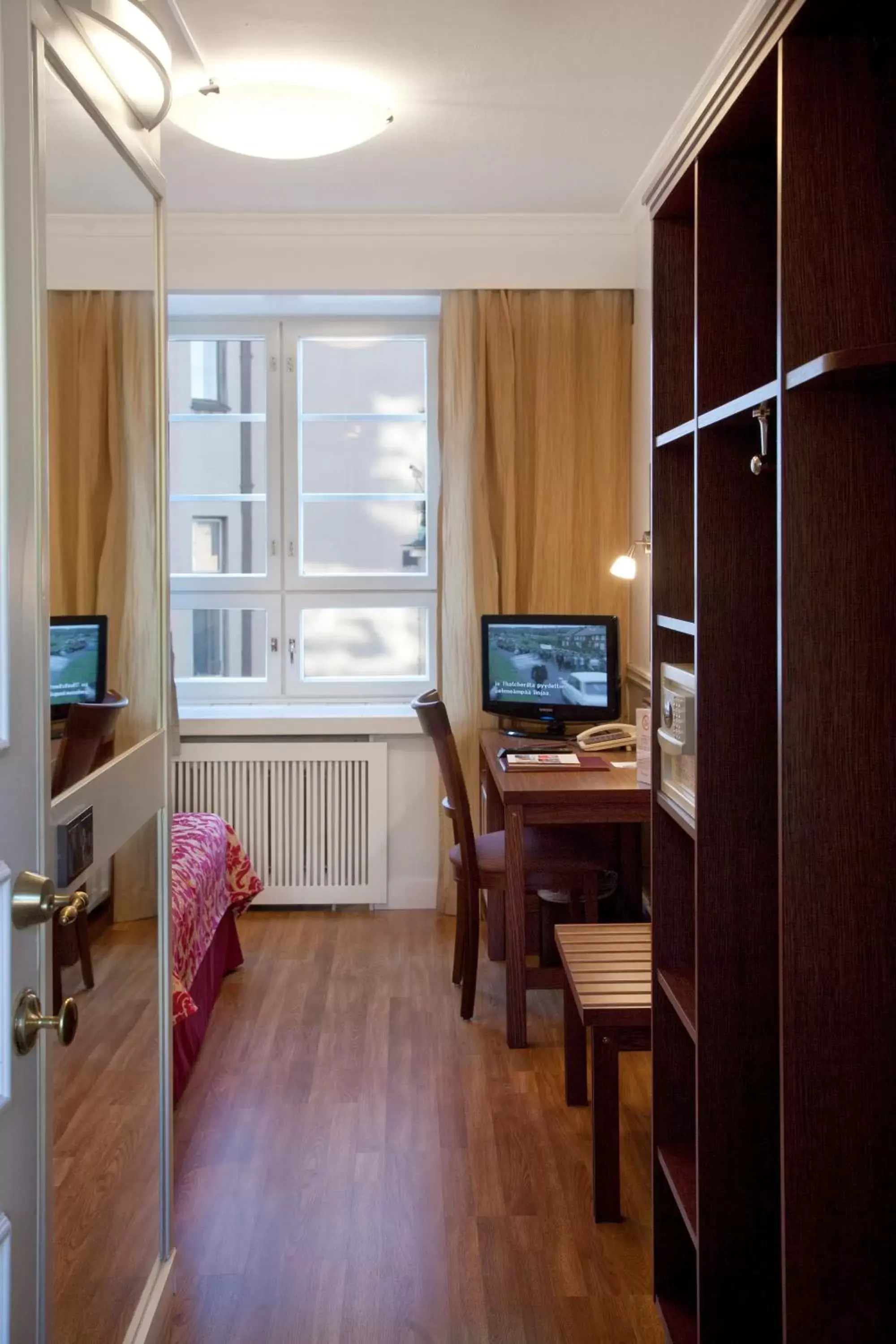 TV and multimedia, TV/Entertainment Center in Hotel Anna