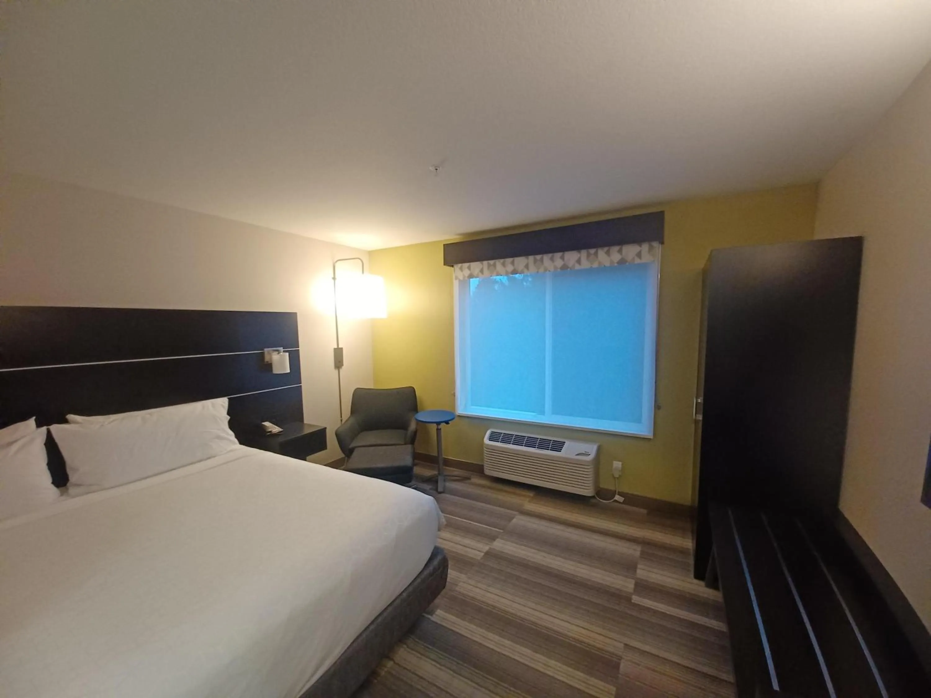 Bed in Holiday Inn Express & Suites Lincoln City by IHG