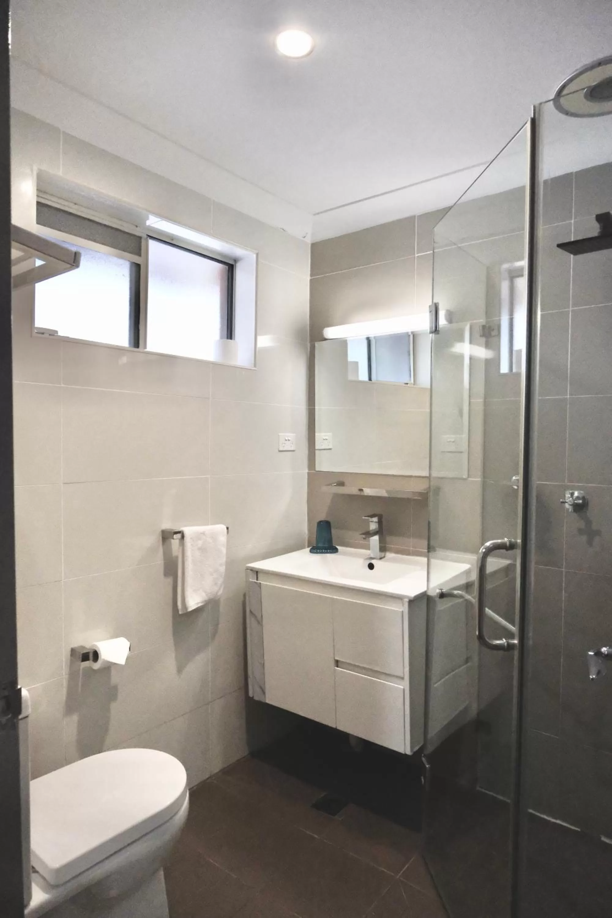 Shower in Sapphire Palms Motel