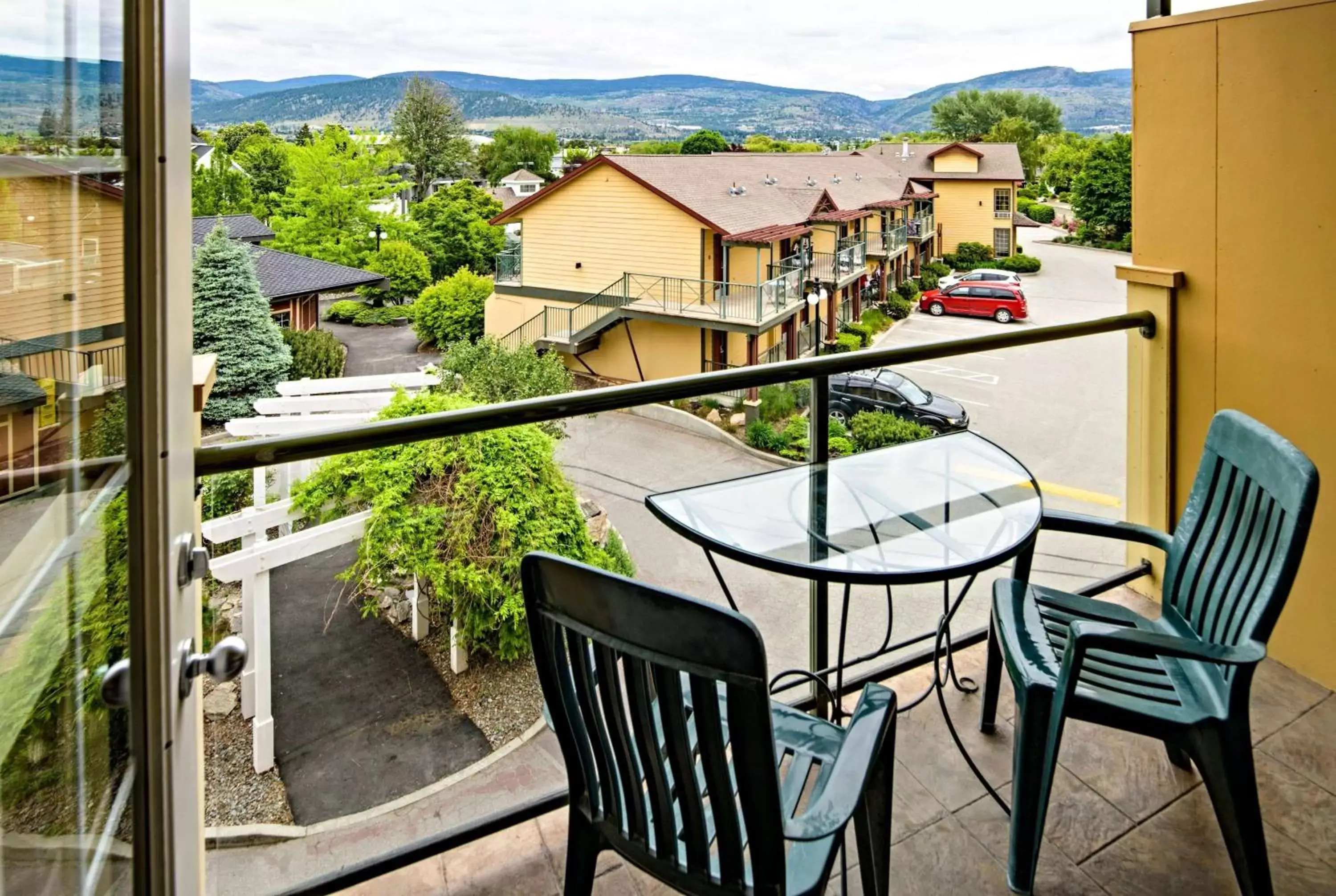 Photo of the whole room, Balcony/Terrace in Ramada by Wyndham Penticton Hotel & Suites