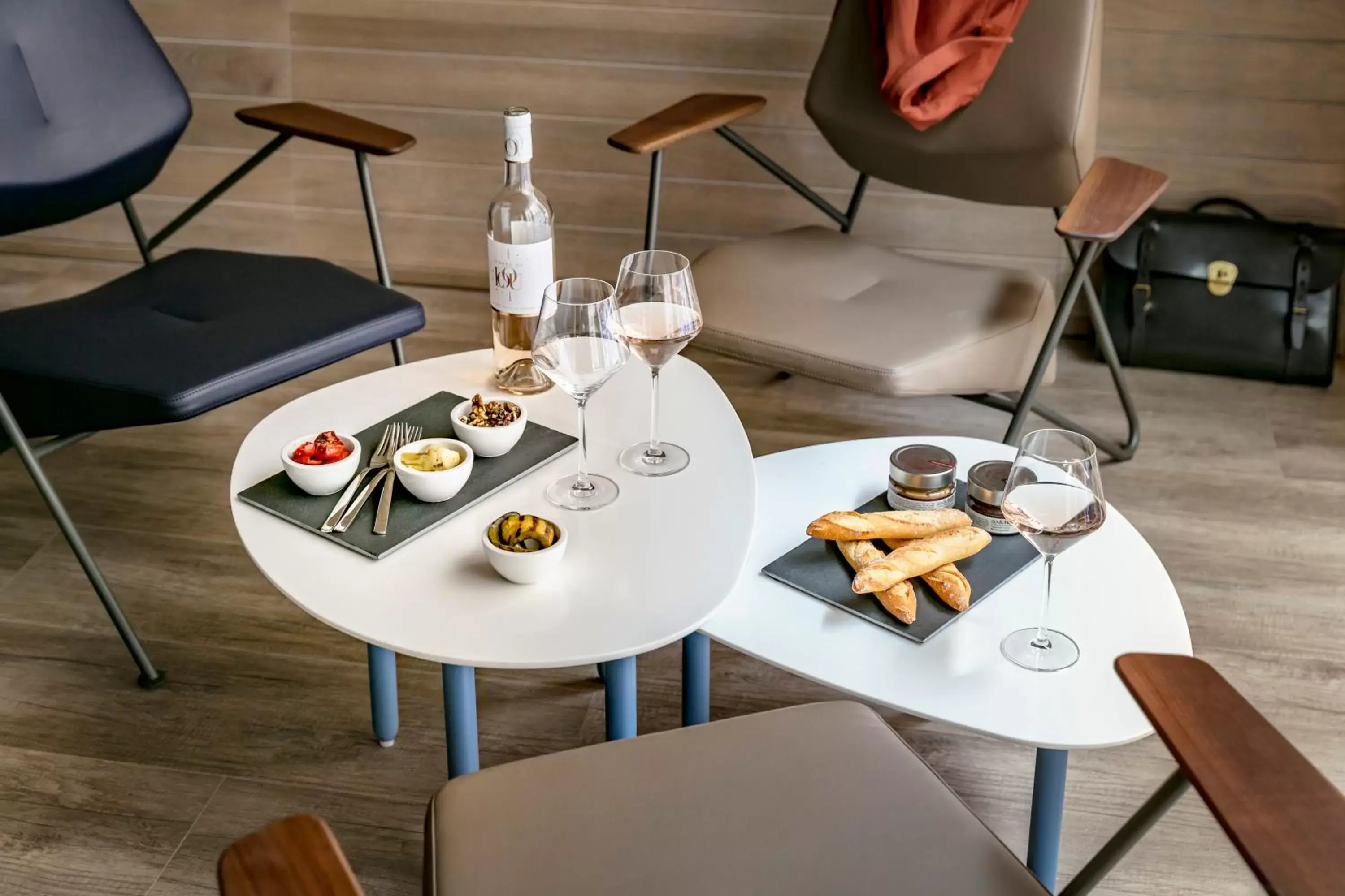 Lounge or bar in OKKO Hotels Toulon Centre