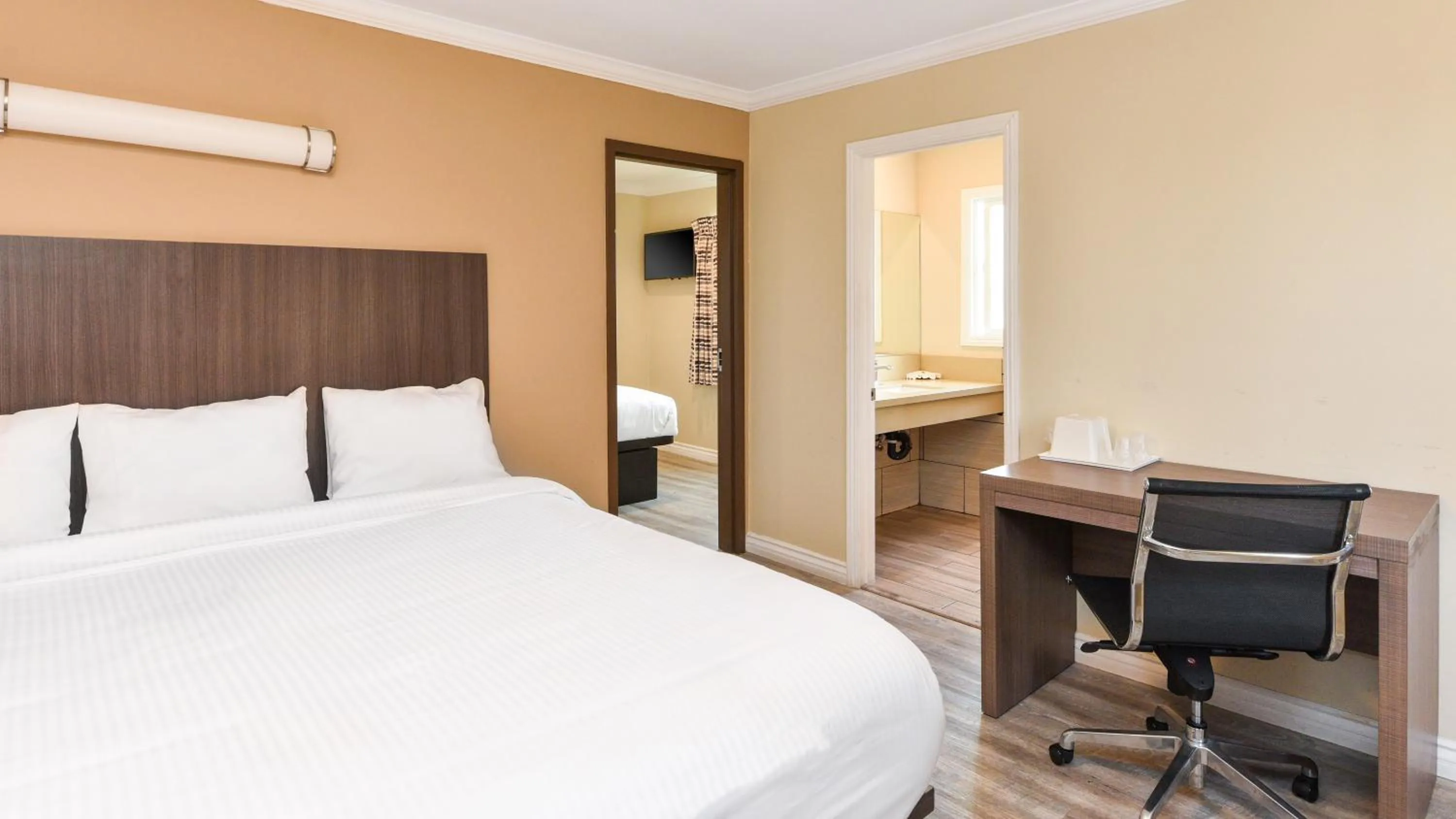 Bed in Sea Rock Inn - Long Beach