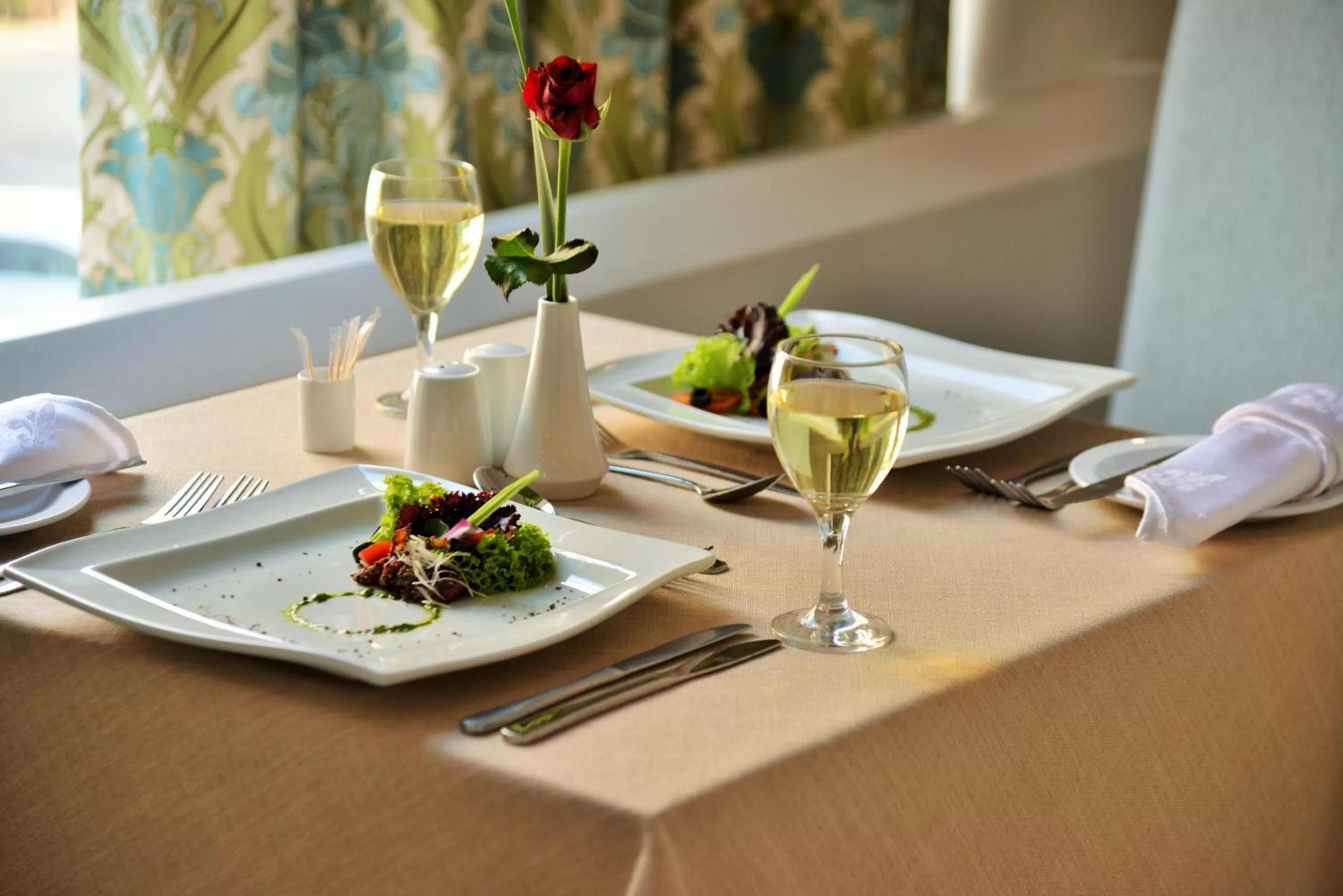 Food and drinks in Cresta Jameson Hotel