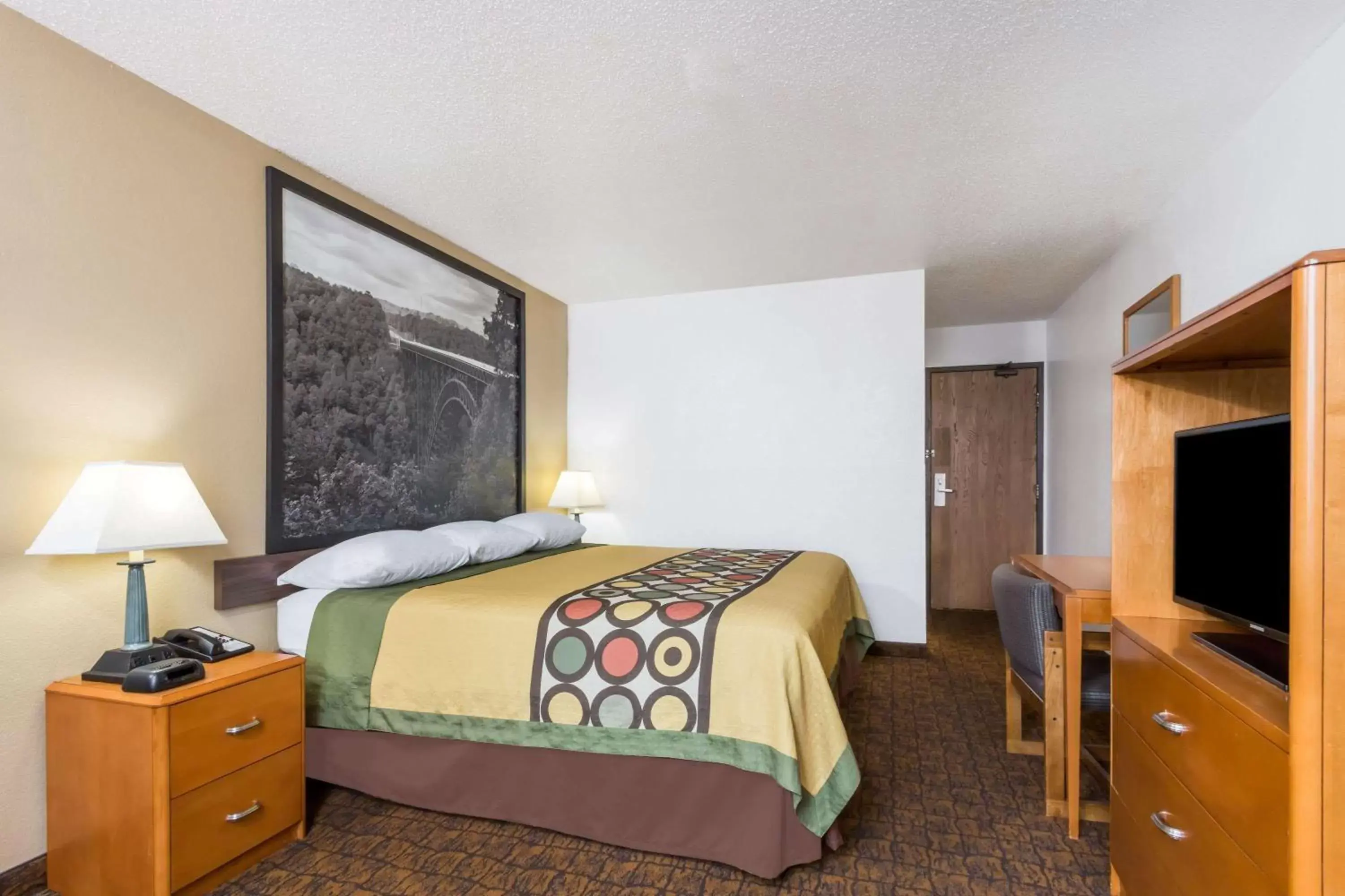 Photo of the whole room, Bed in Super 8 by Wyndham Summersville