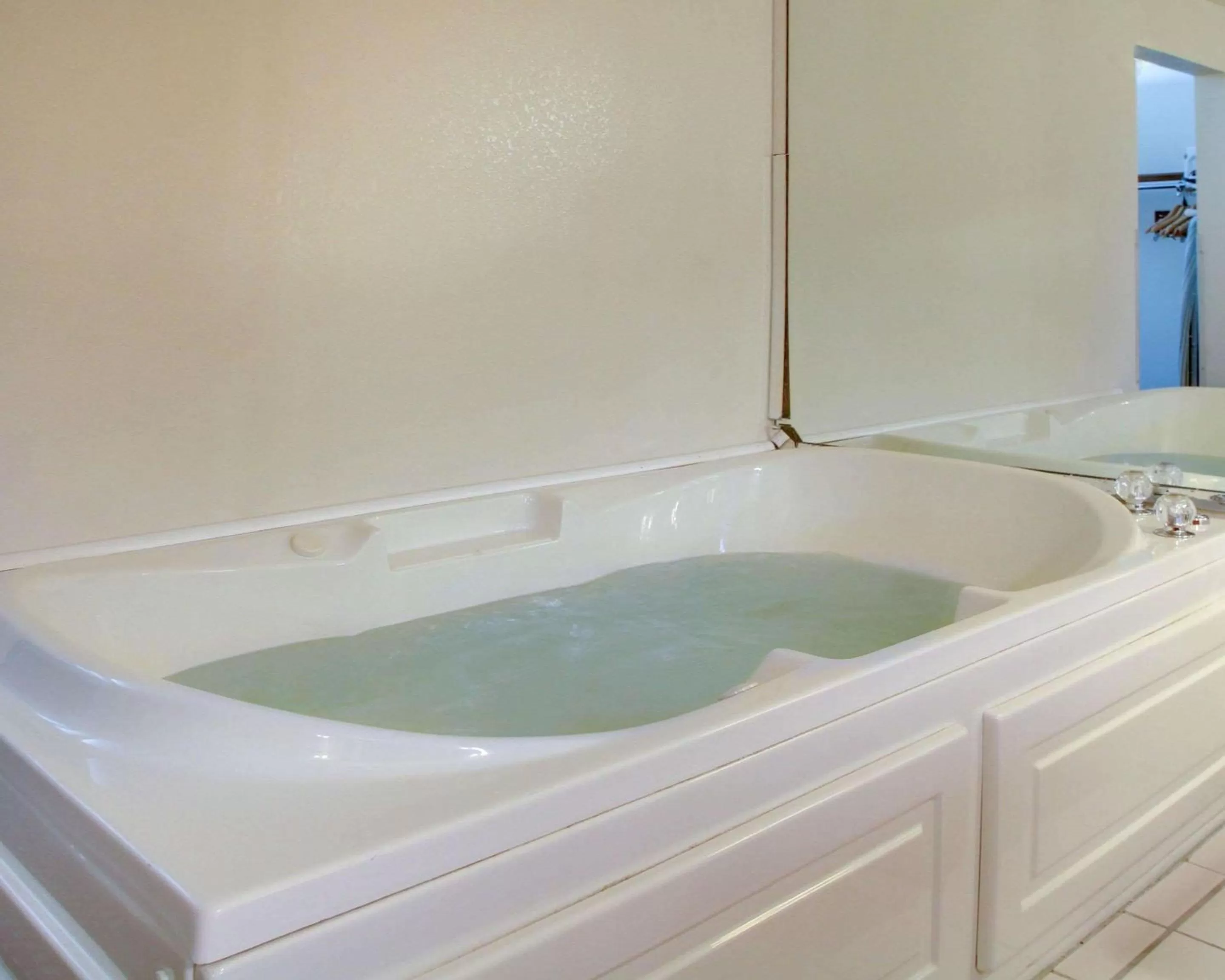 Photo of the whole room in Quality Inn & Suites Clinton - Jackson West