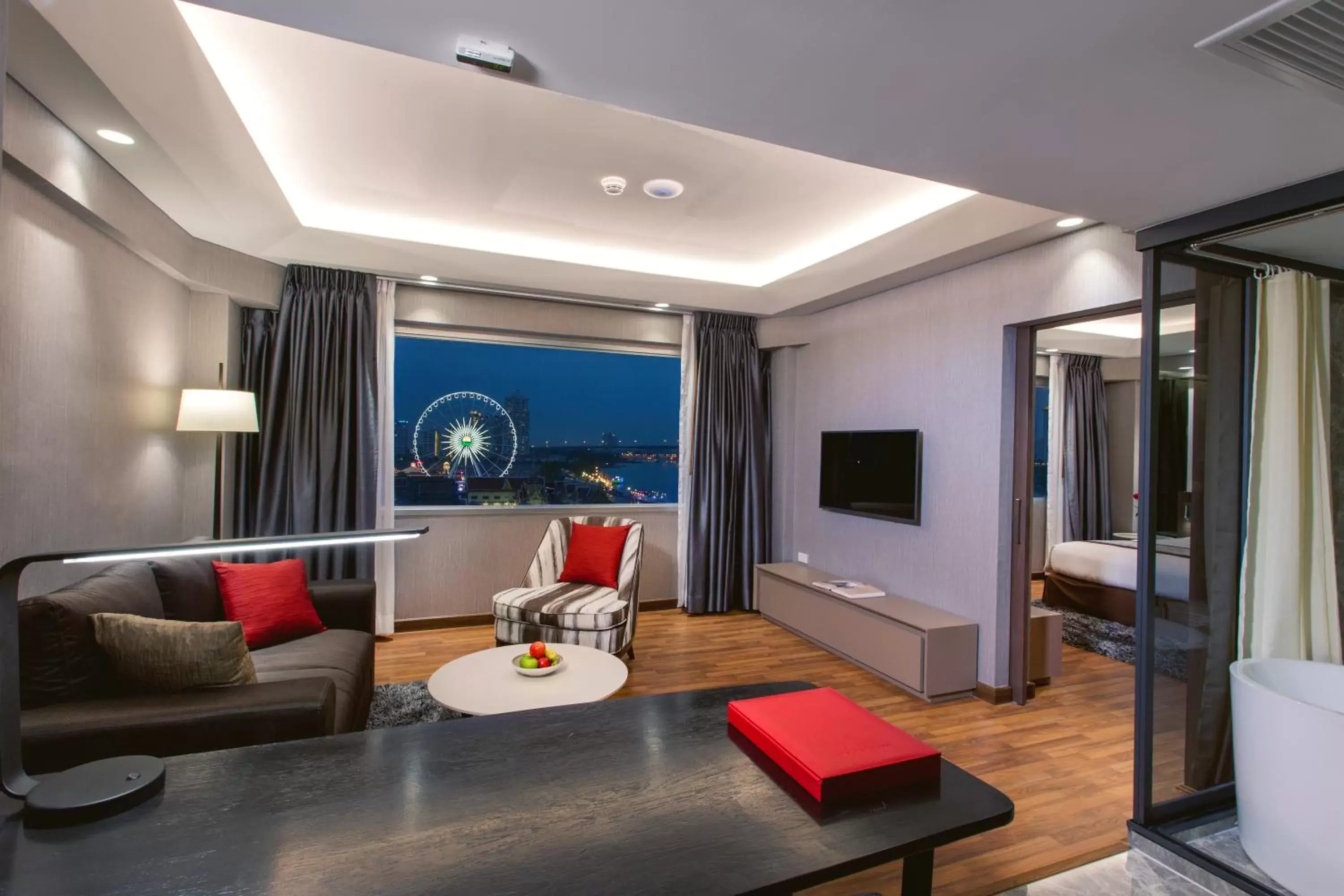 Premier King Suite with River View in Ramada Plaza by Wyndham Bangkok Menam Riverside