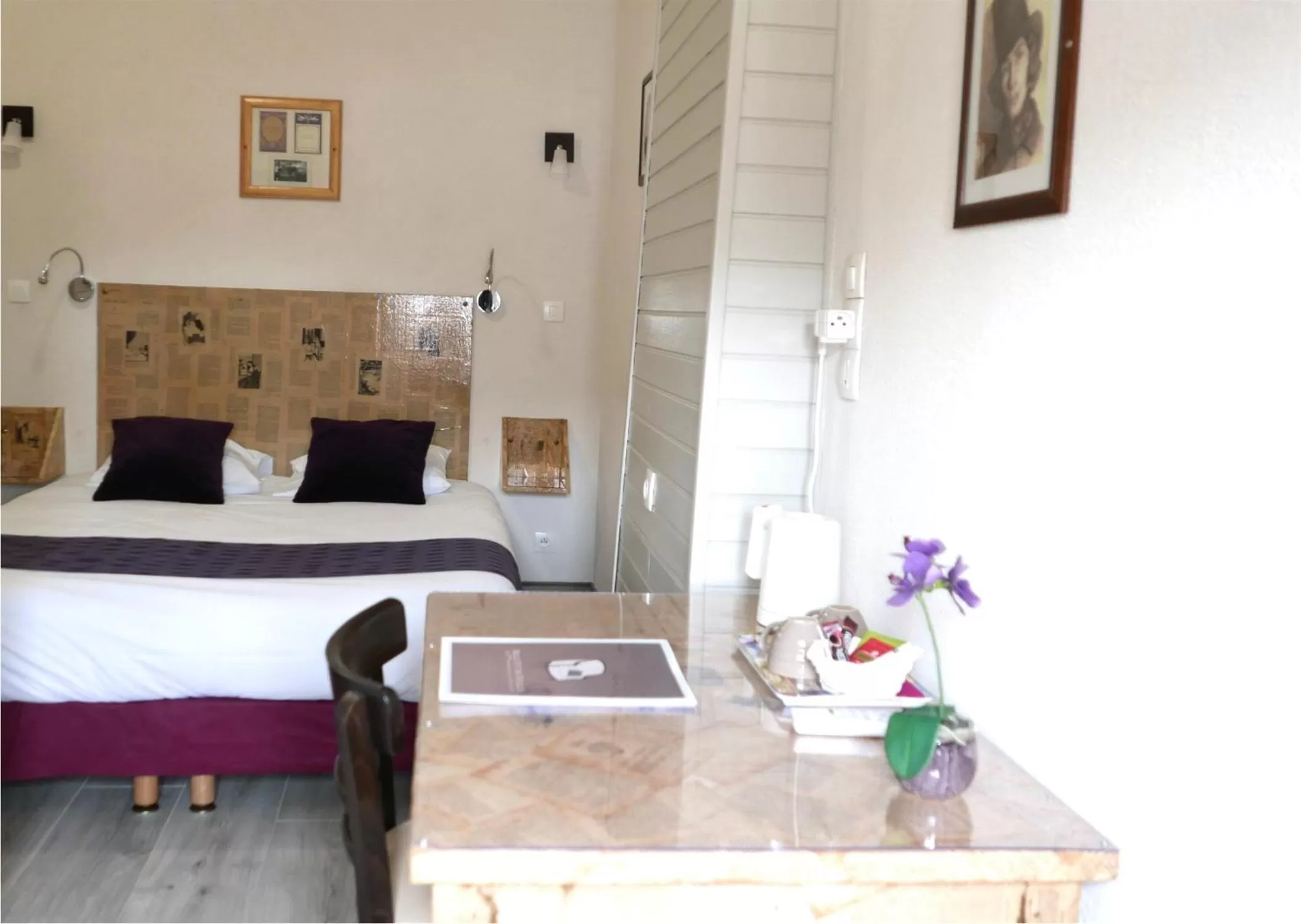 Photo of the whole room, Bed in Hôtel Mille et une Feuilles