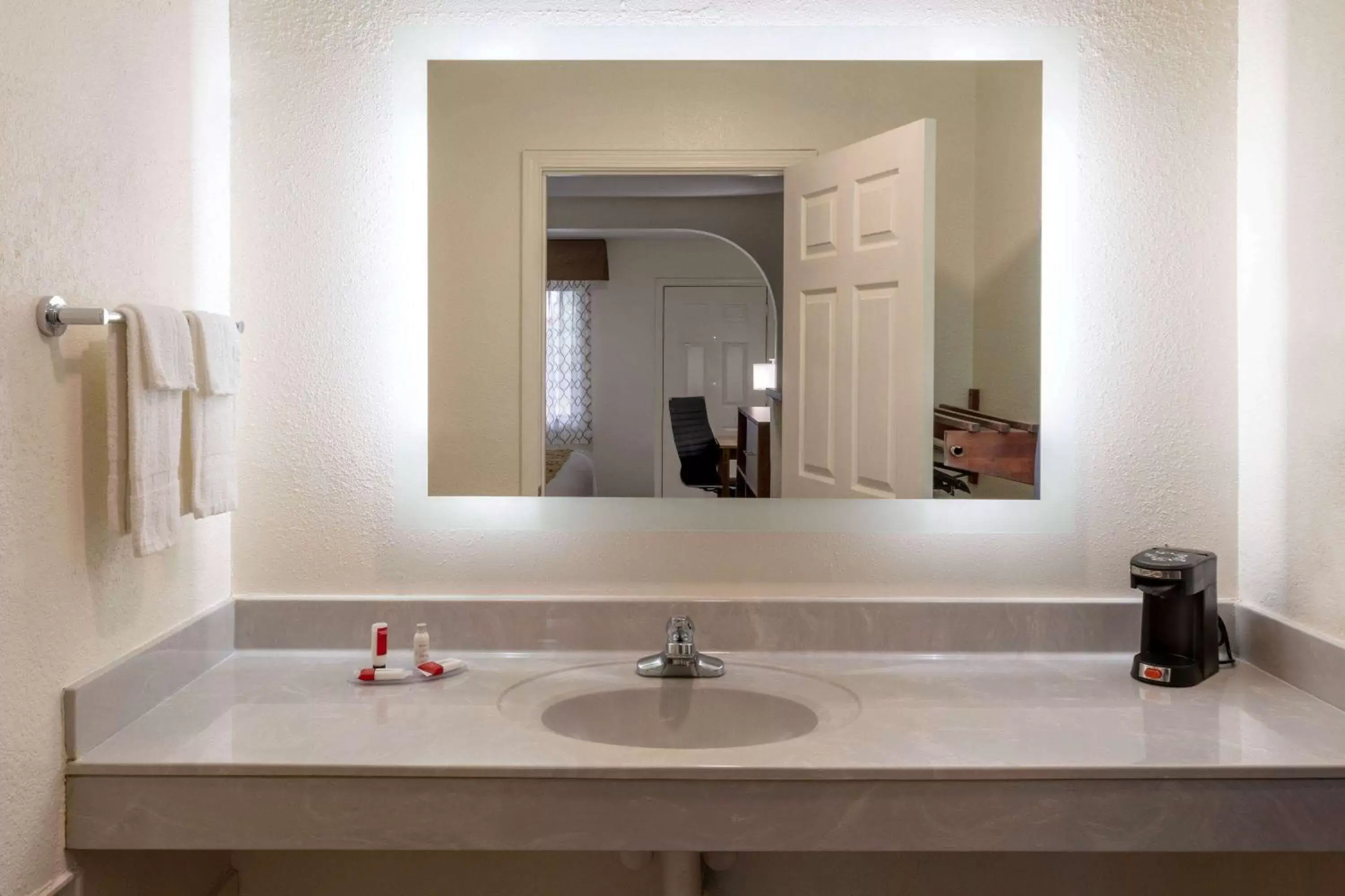 TV and multimedia, Bathroom in Baymont by Wyndham Biloxi - Ocean Springs