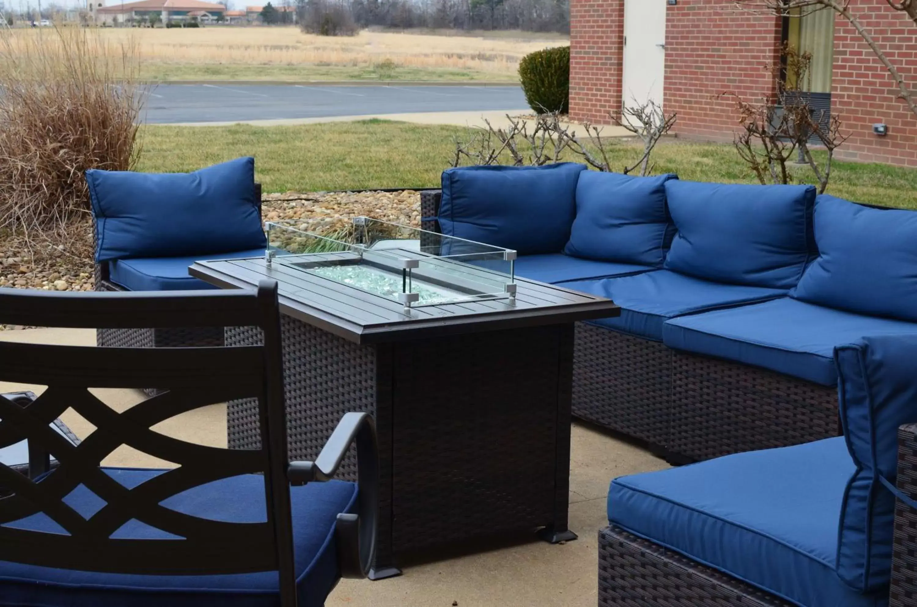 Patio, Seating Area in Hampton Inn & Suites Madisonville