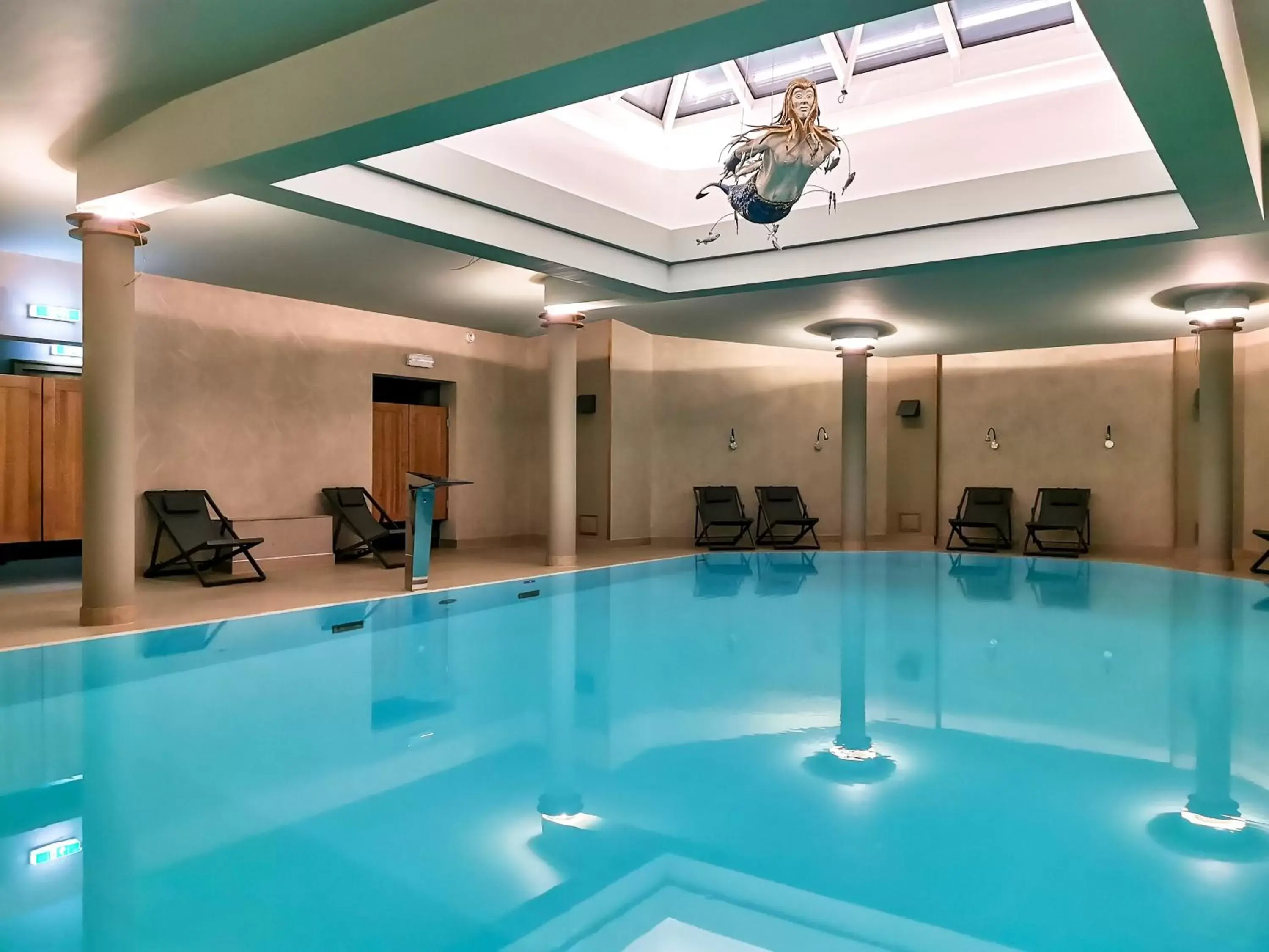 Swimming Pool in Hotel Weißes Schloß
