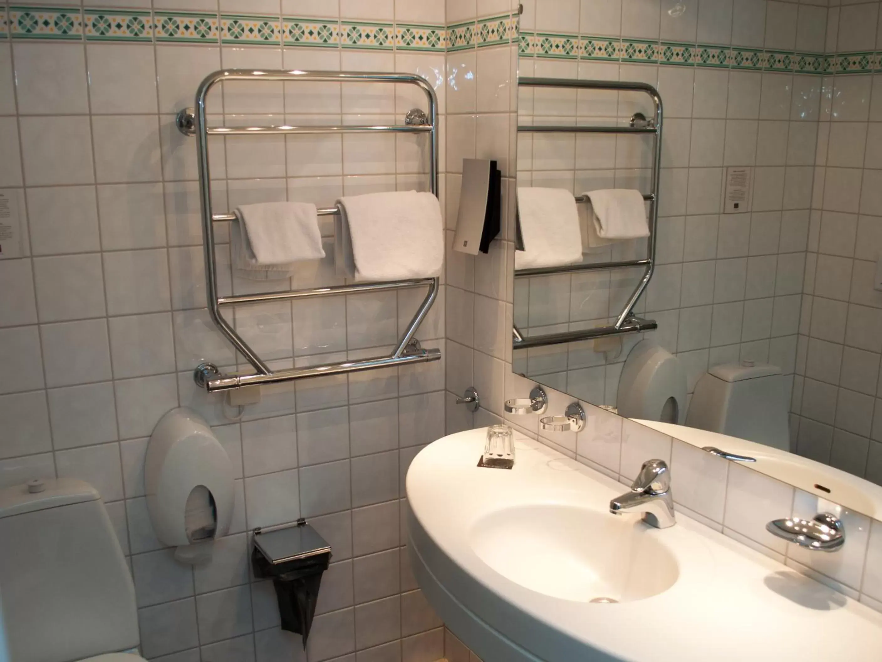 Bathroom in First Hotel Olofström