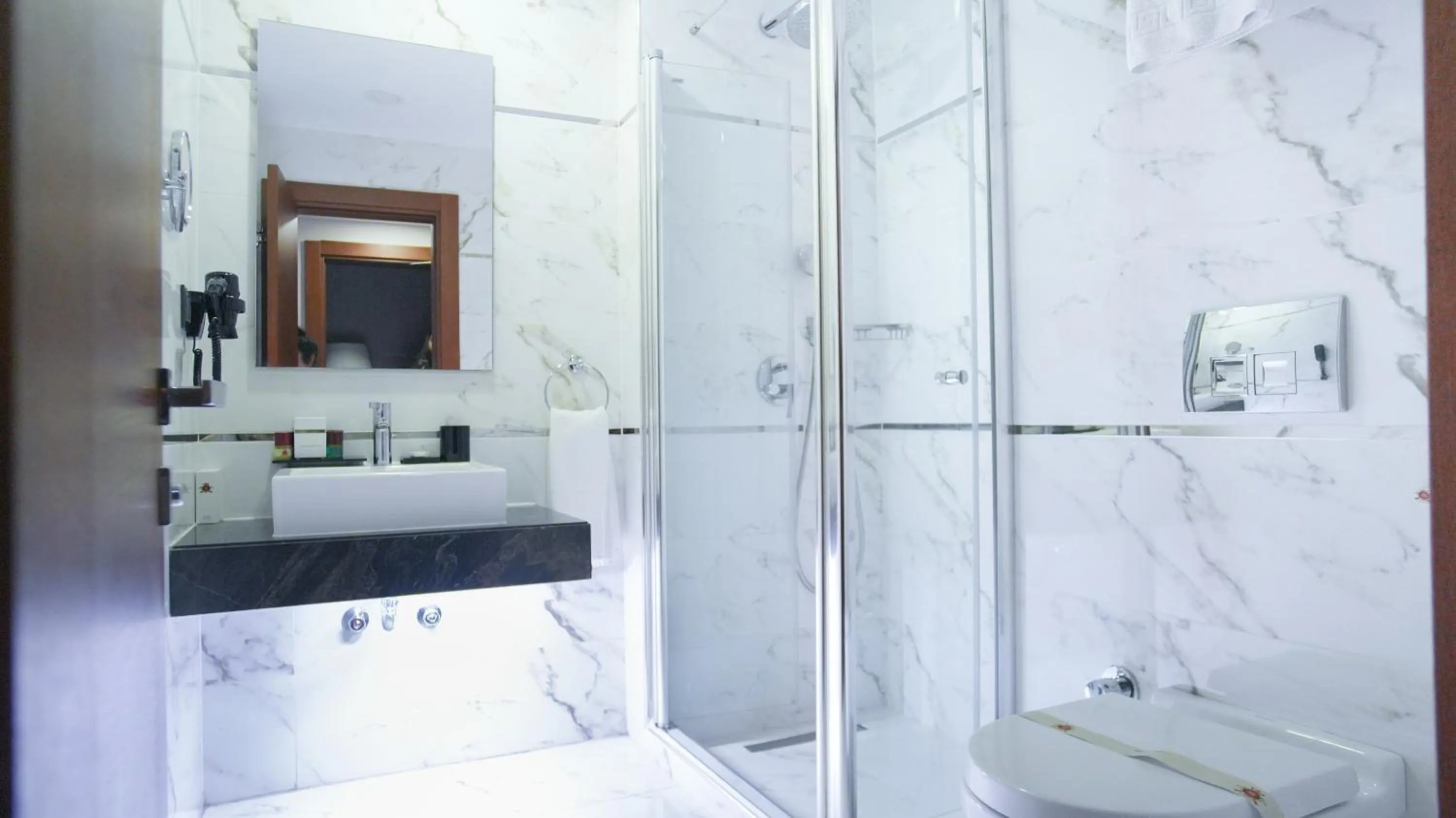 Shower in Dosso Dossi Hotels Old City