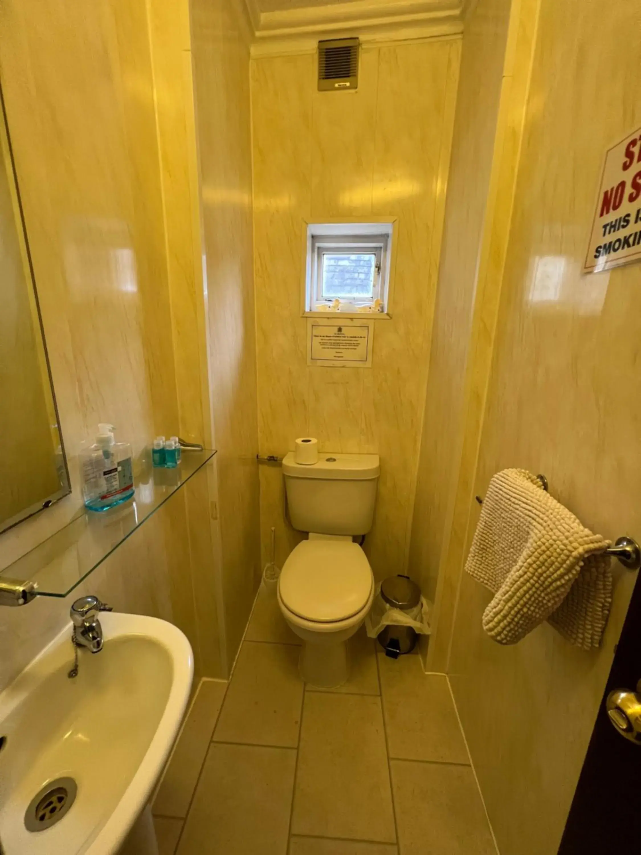 Bathroom in Georgian House Hotel