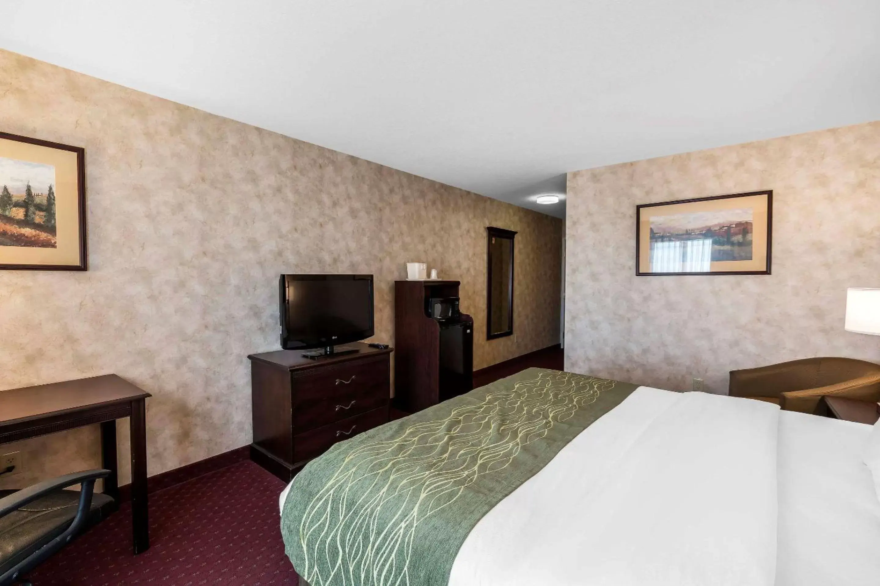 Photo of the whole room, Bed in Comfort Inn & Suites Walla Walla