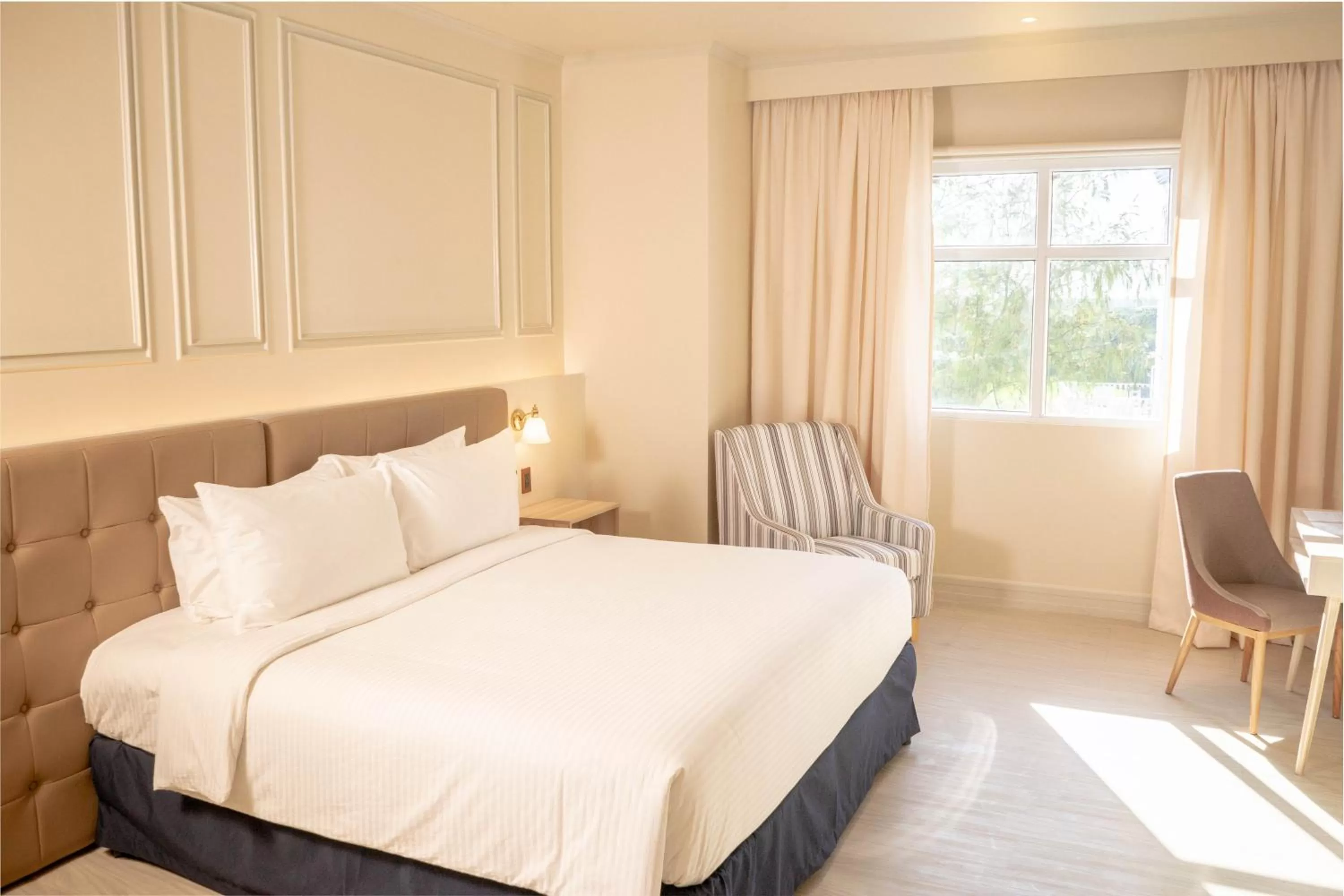 Photo of the whole room, Bed in The Monarch Hotel