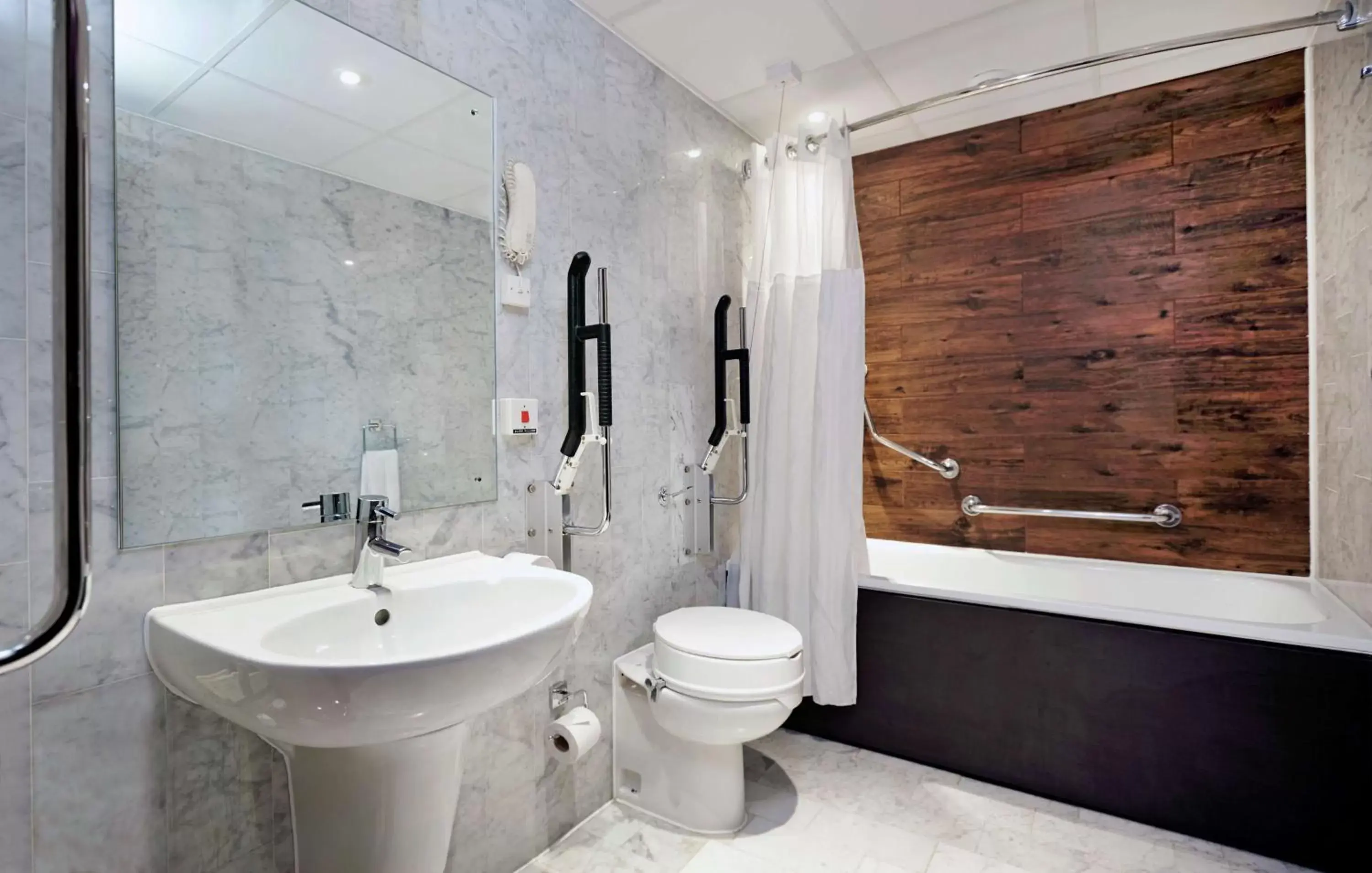 Bathroom in DoubleTree by Hilton London – Docklands Riverside