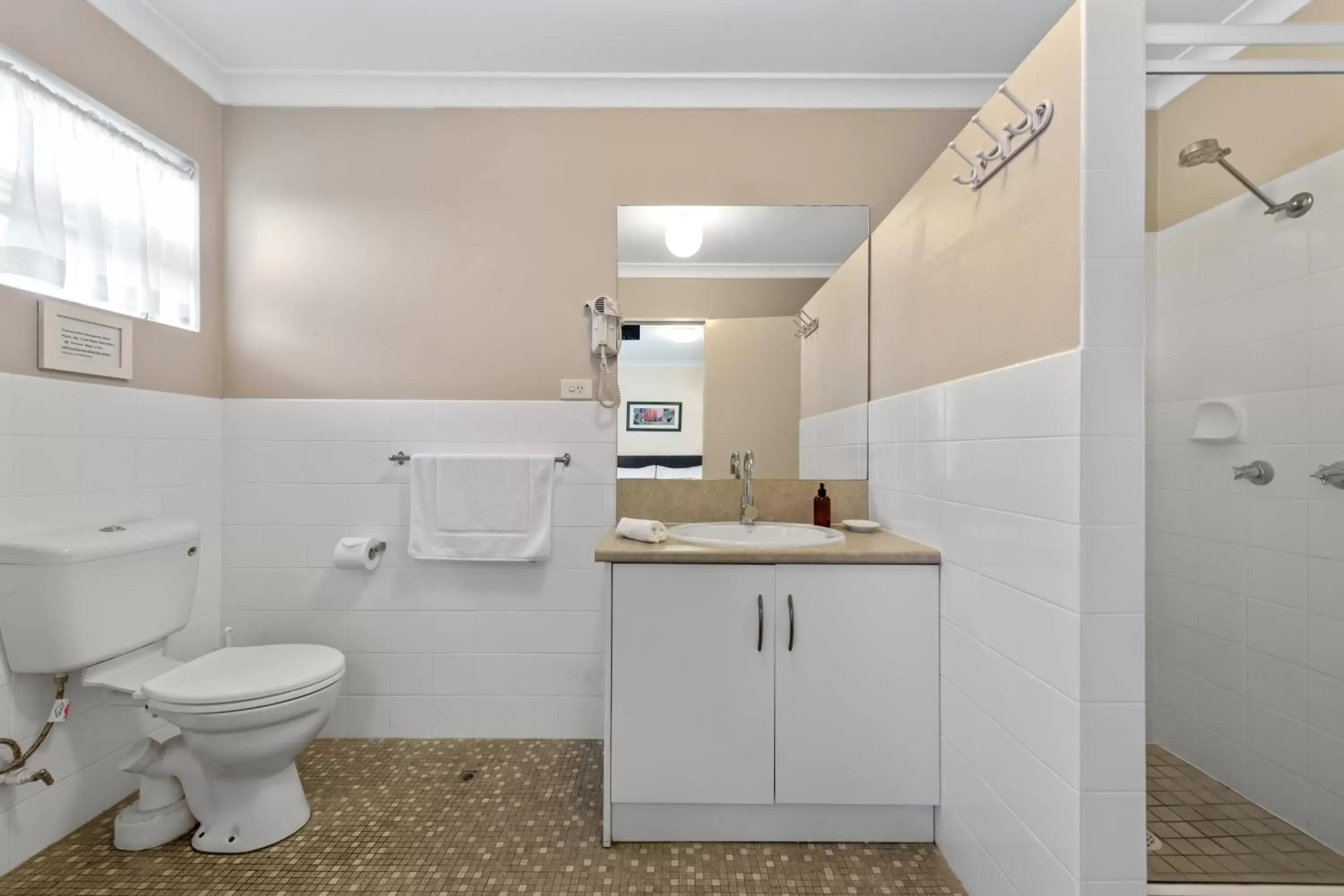 Shower, Bathroom in Paramount Motel