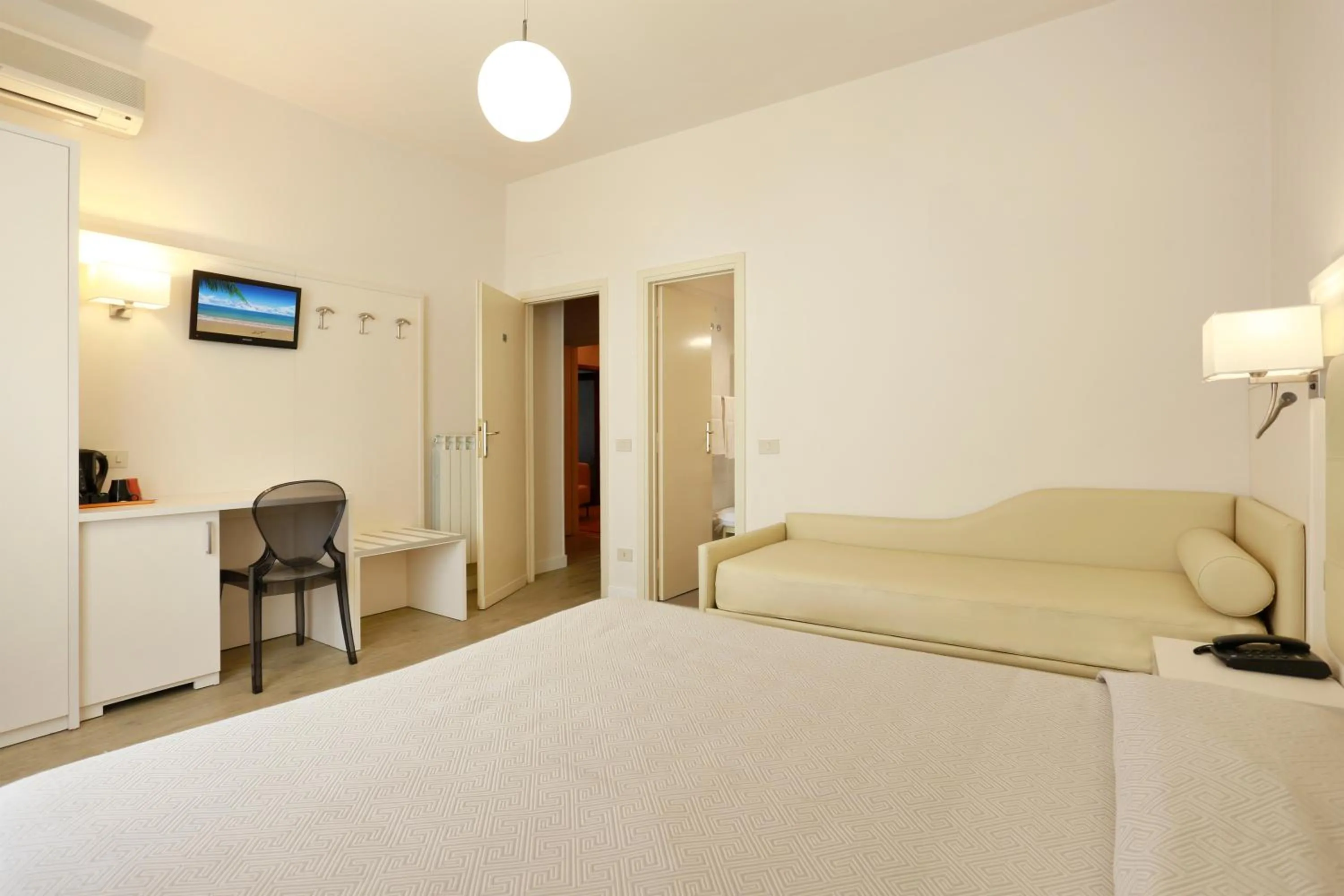 Double Room in Hotel Lupori