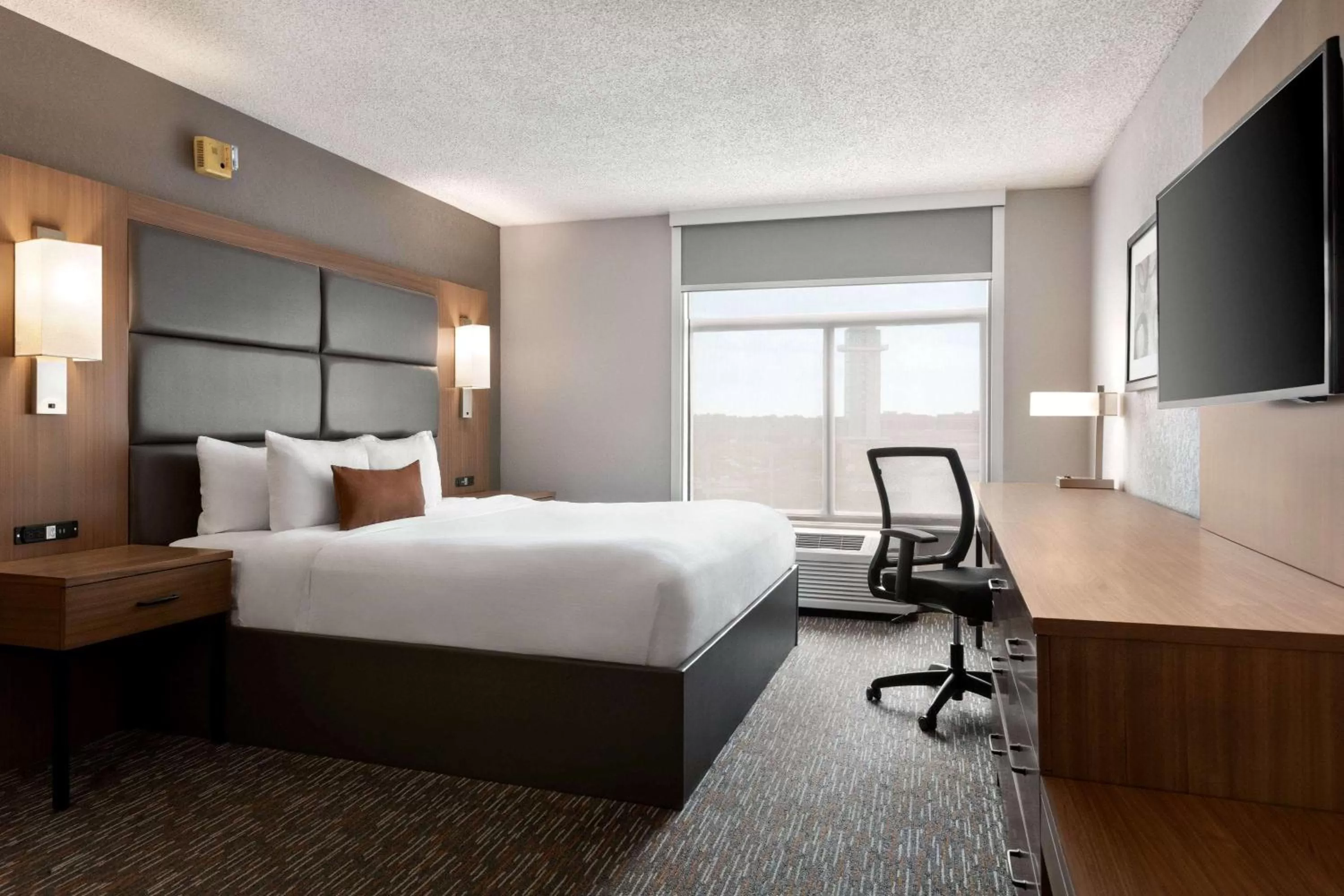 Photo of the whole room, Bed in Wingate by Wyndham Cincinnati Blue Ash
