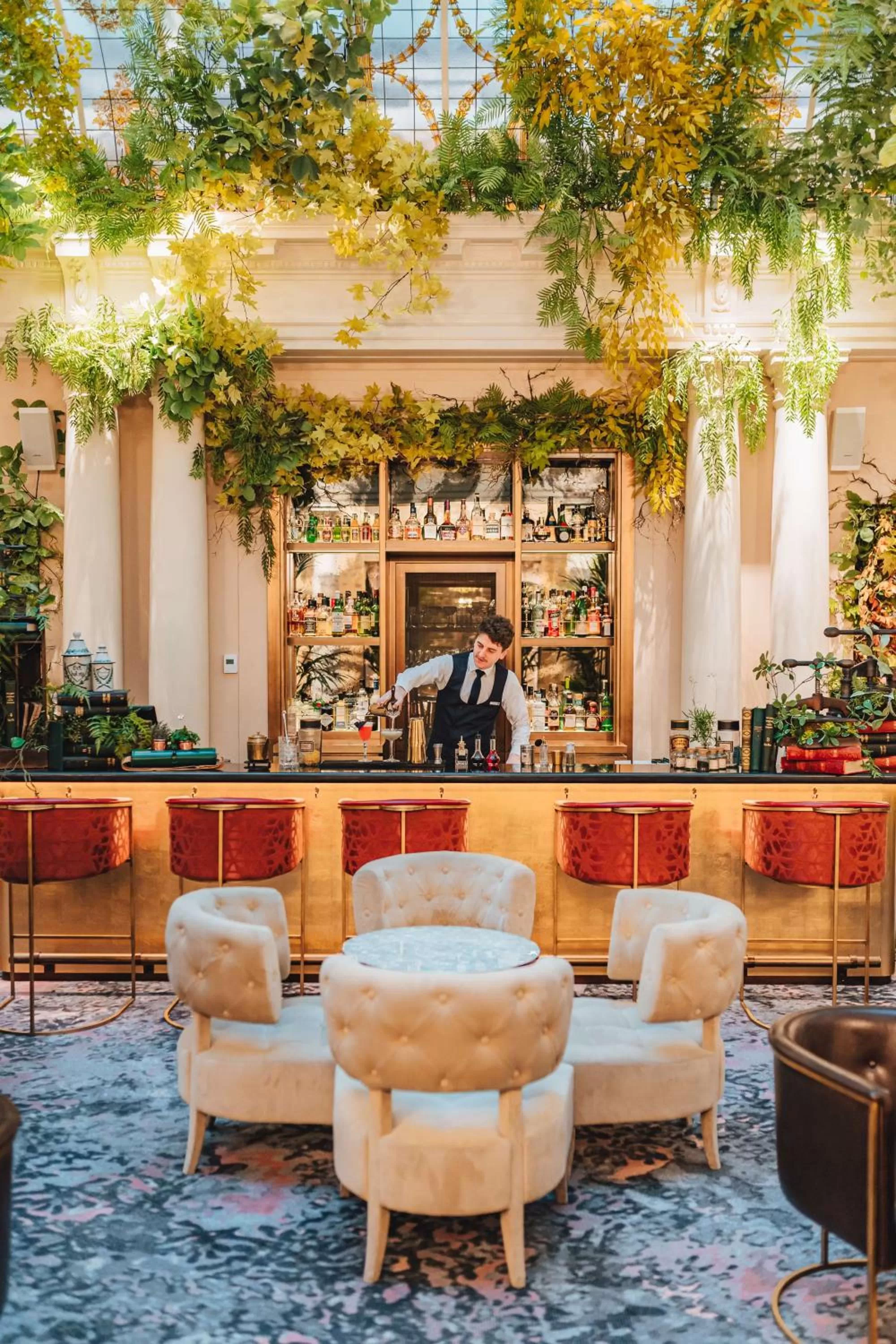 Lounge or bar in Hôtel du Louvre, in The Unbound Collection by Hyatt