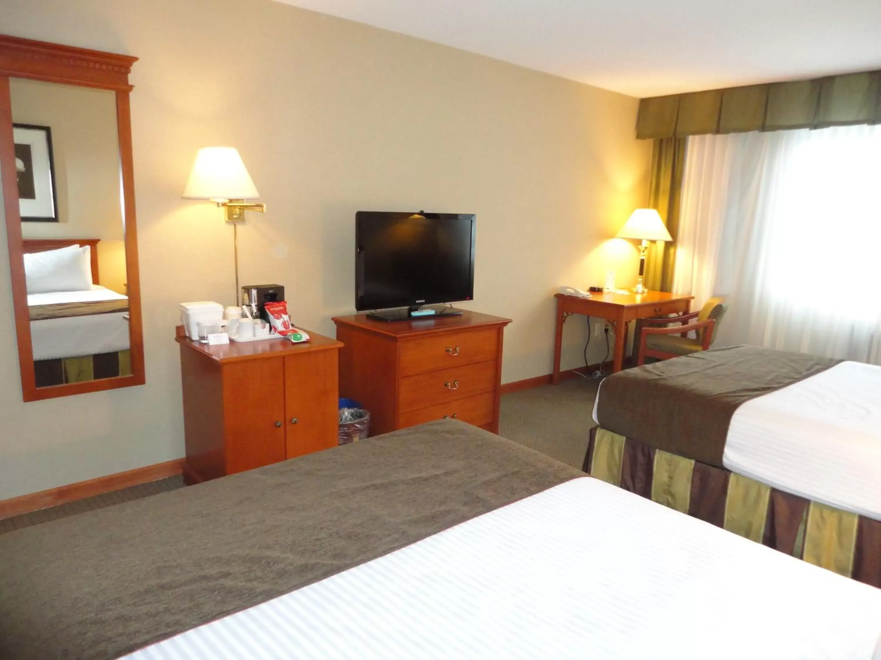 Bed in Ramada by Wyndham Kelowna Hotel & Conference Center