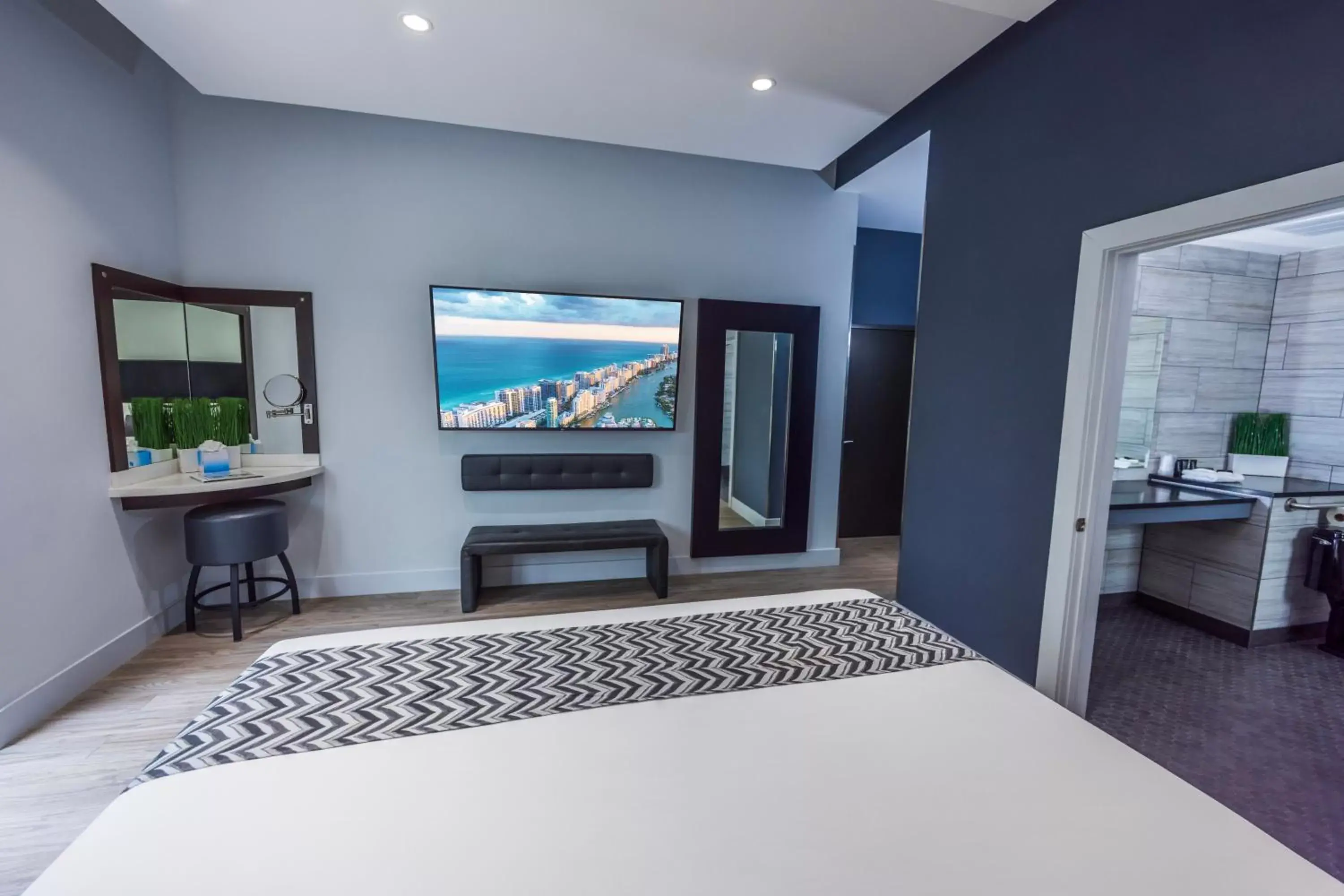 Bed, TV/Entertainment Center in Kent Hotel