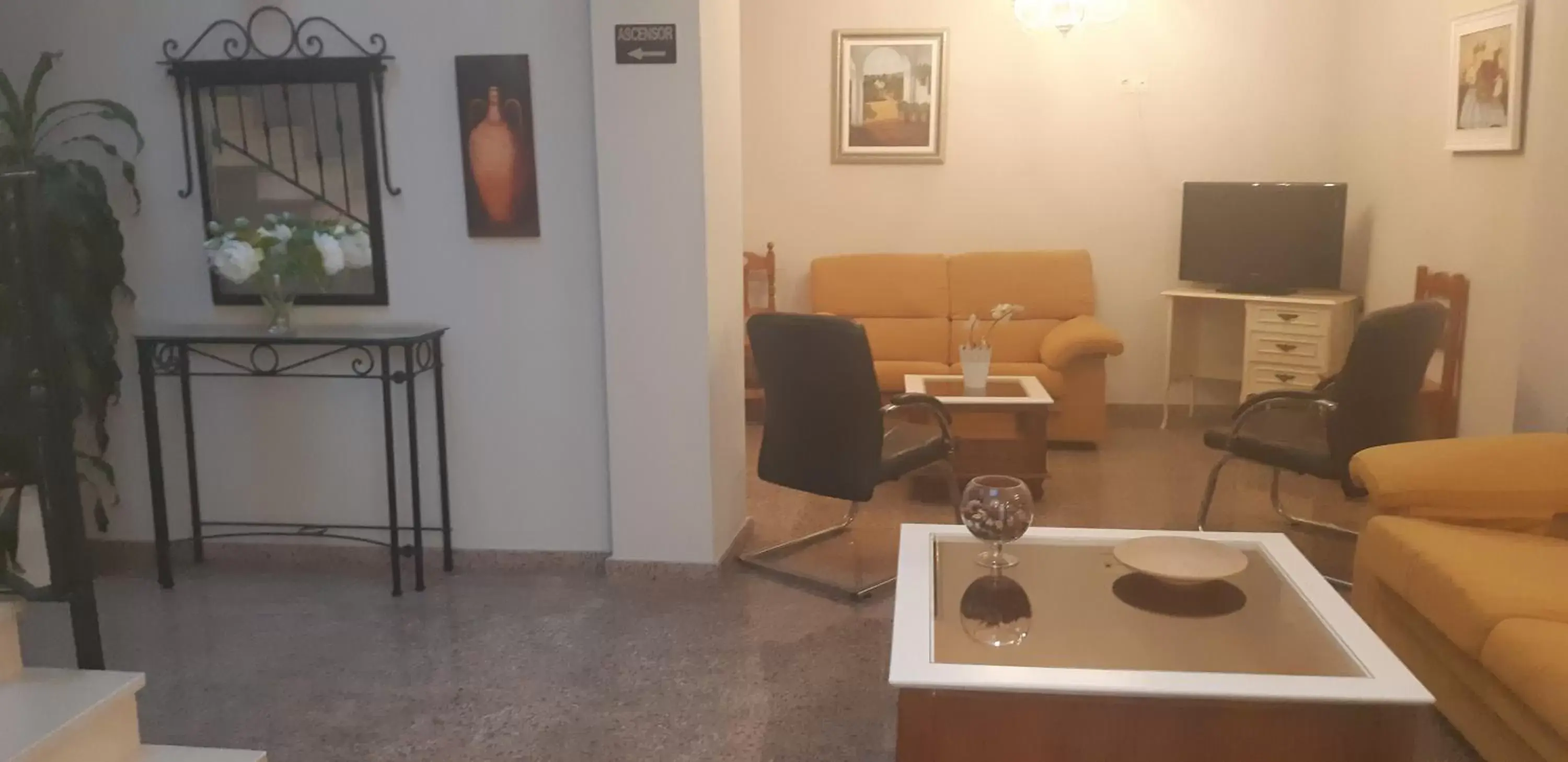 Living room, Dining Area in Hotel Mediterráneo