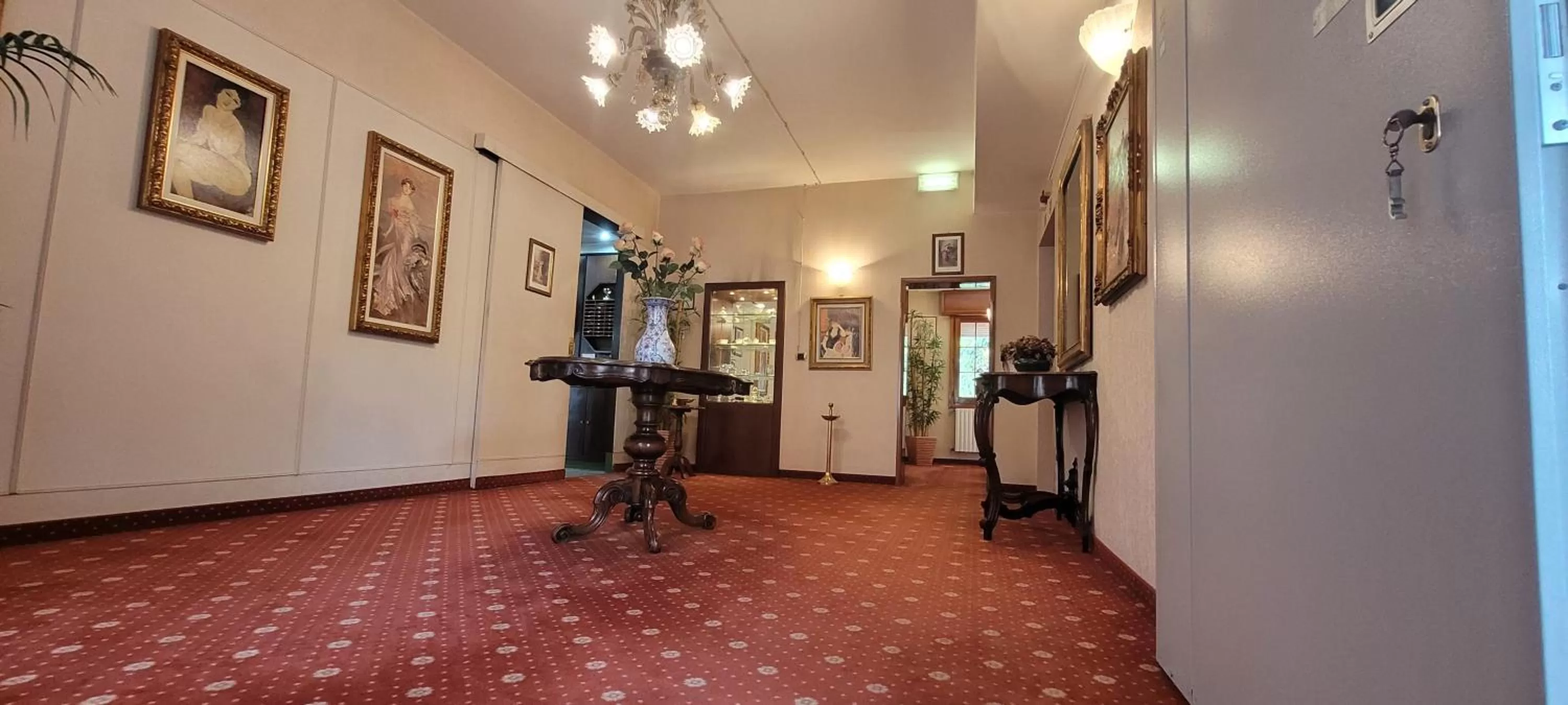 Communal lounge/ TV room in HOTEL PARADISO