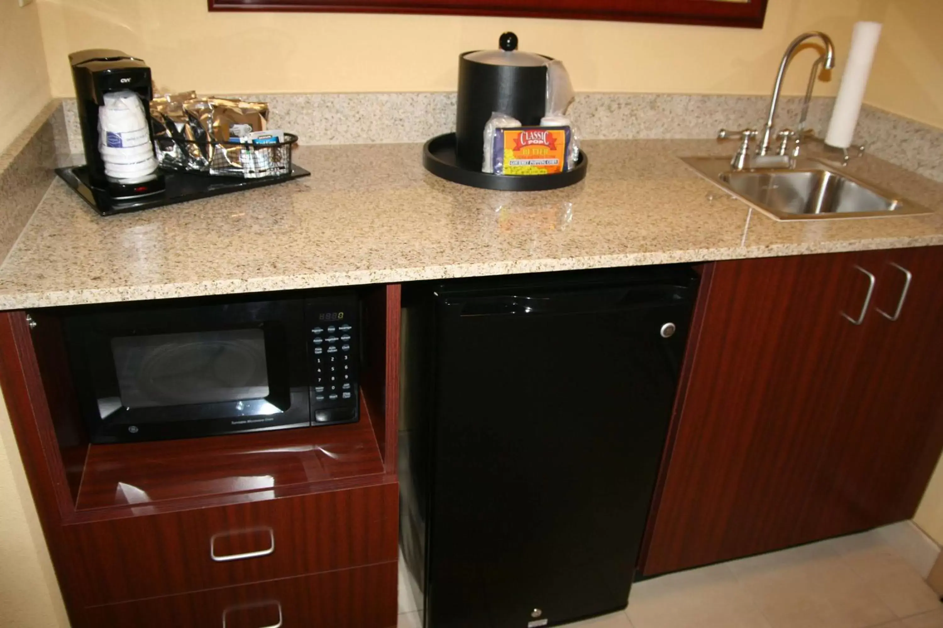 Kitchen or kitchenette, Kitchen/Kitchenette in Hampton Inn & Suites Oklahoma City-Bricktown