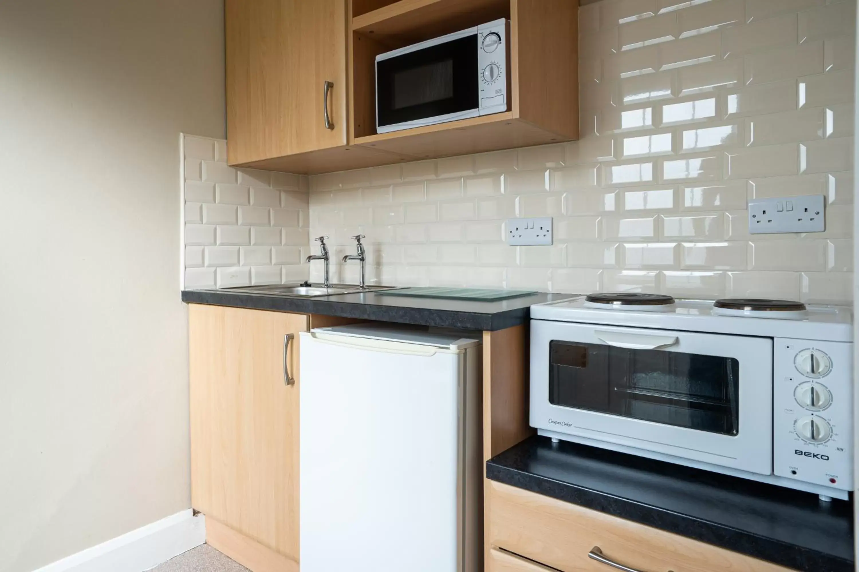 Kitchen or kitchenette, Kitchen/Kitchenette in Belmore Court & Motel