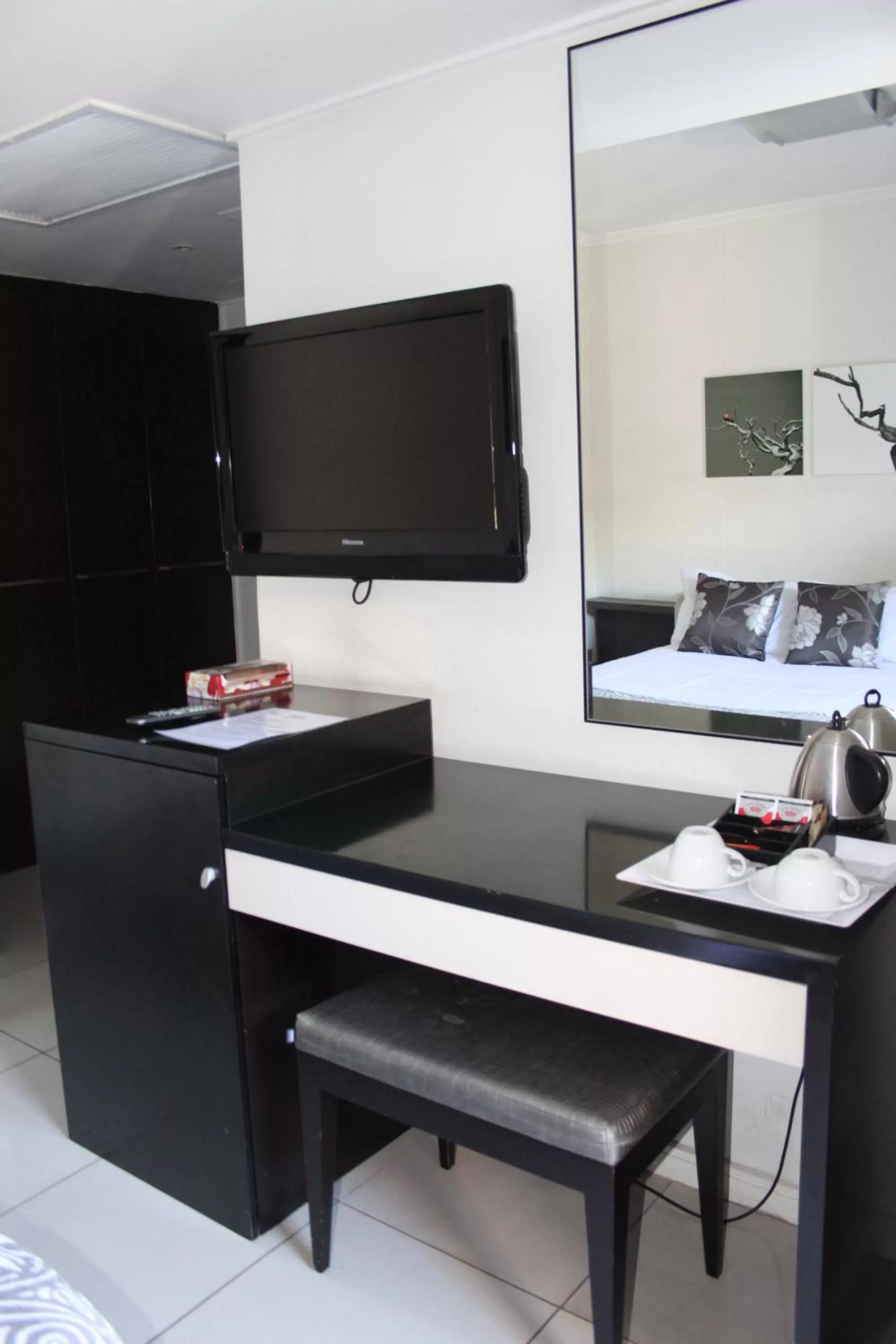 TV and multimedia, Bed in The Nicol Hotel and Apartments