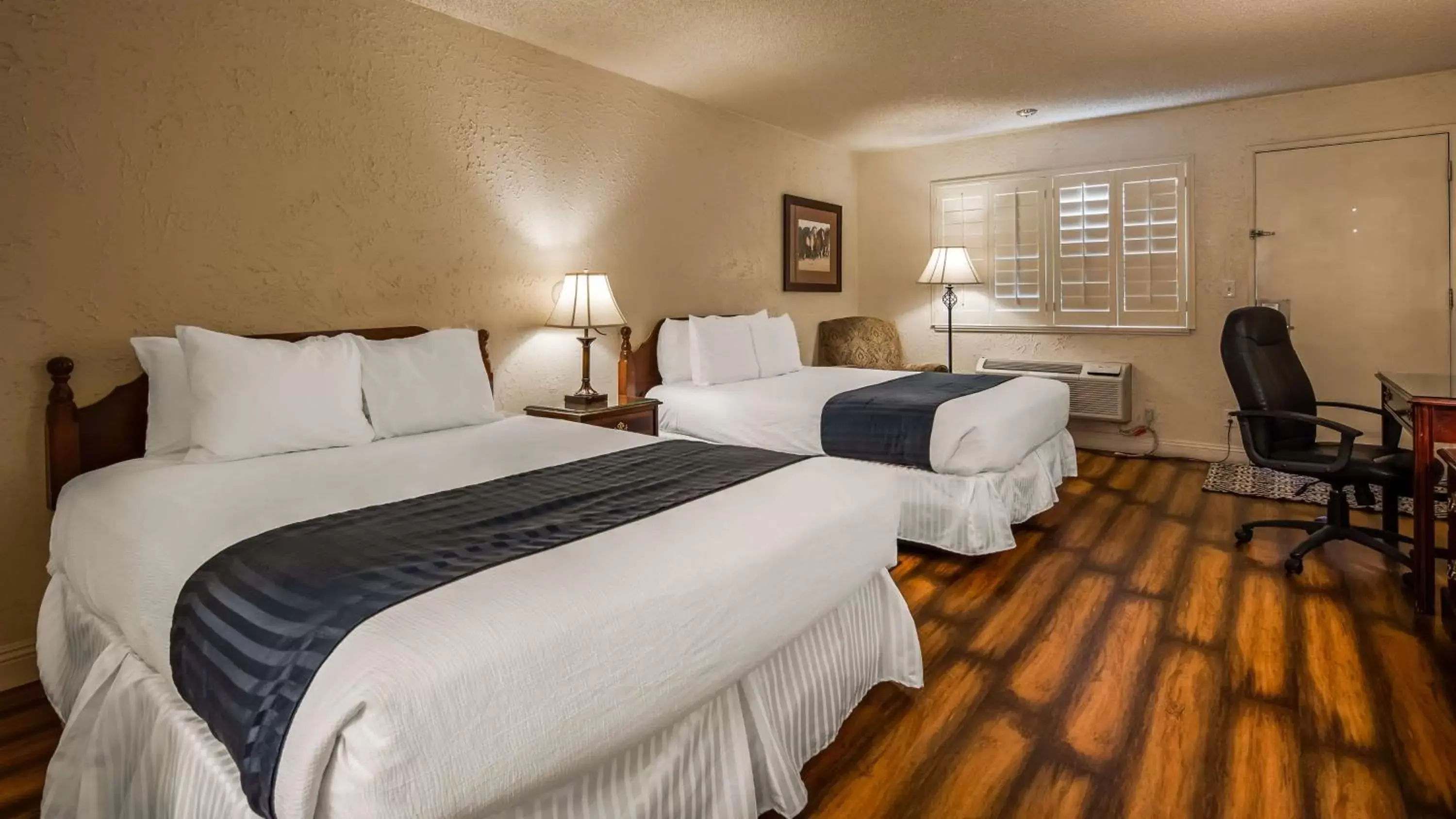 Photo of the whole room, Bed in SureStay Plus Hotel by Best Western Susanville
