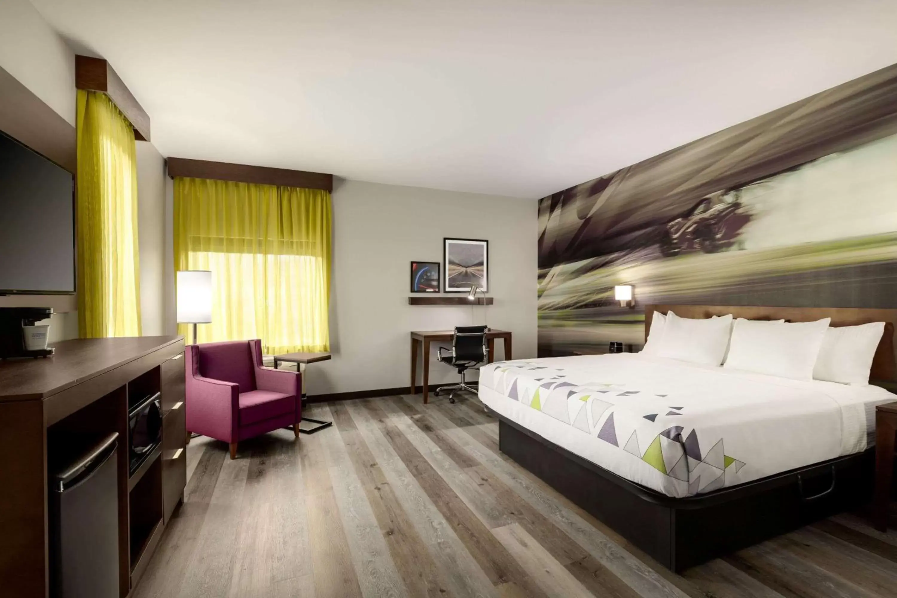Photo of the whole room, Bed in La Quinta Inn & Suites by Wyndham Braselton