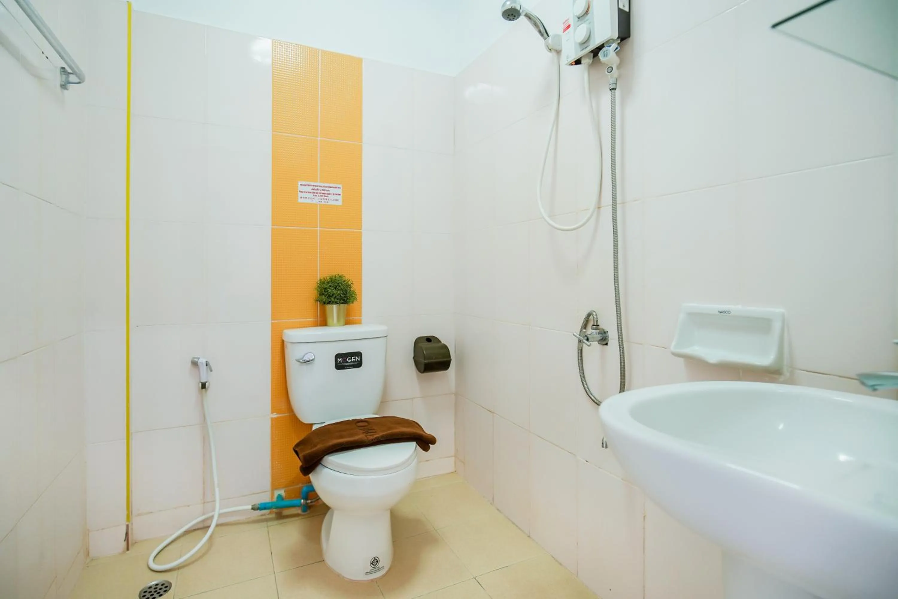 Bathroom in Khaleej Mass Hotel Patong