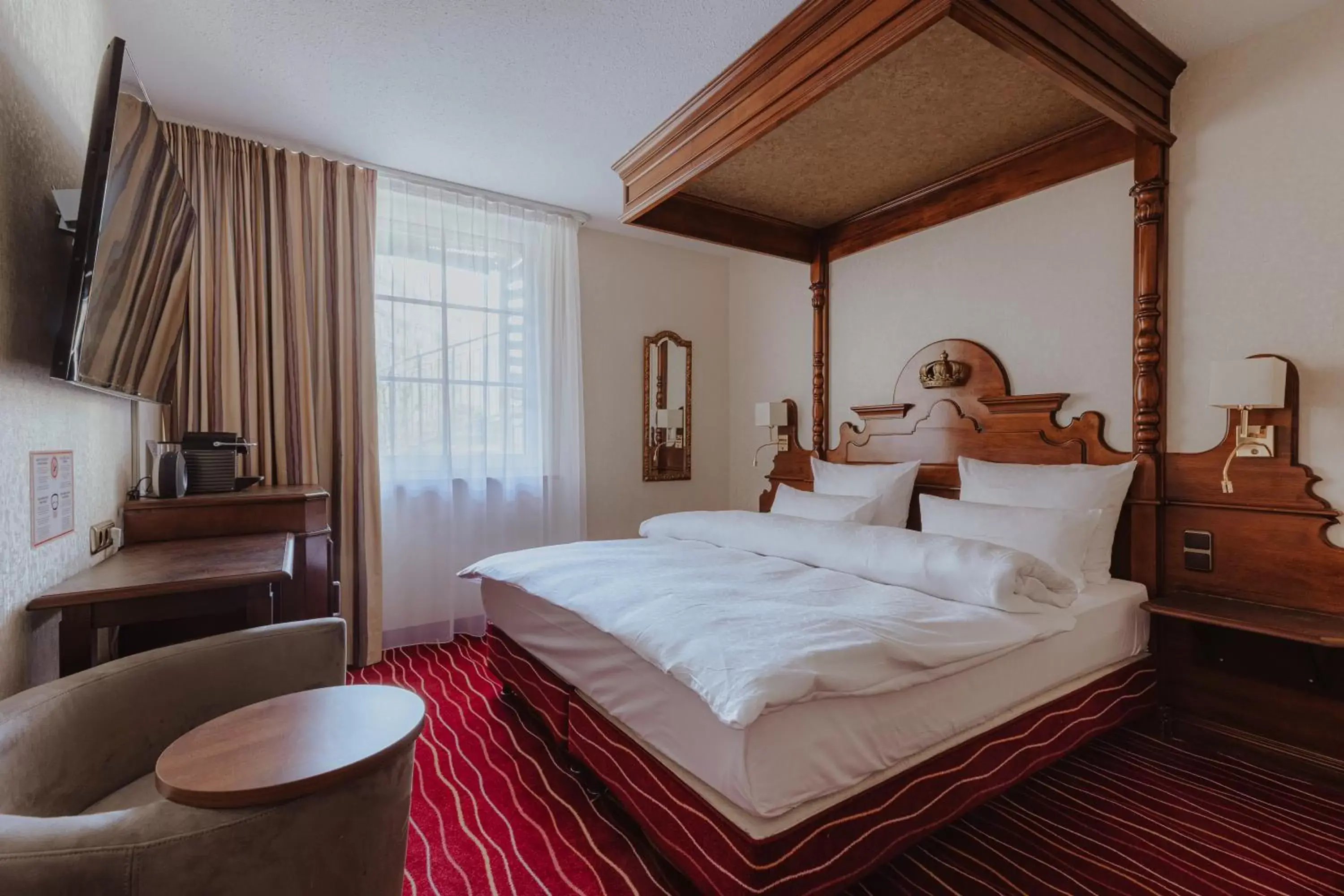 Seating area, Bed in King's Hotel First Class