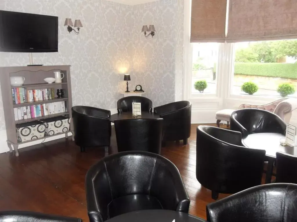 Dining area, Lounge/Bar in Powys Lodge