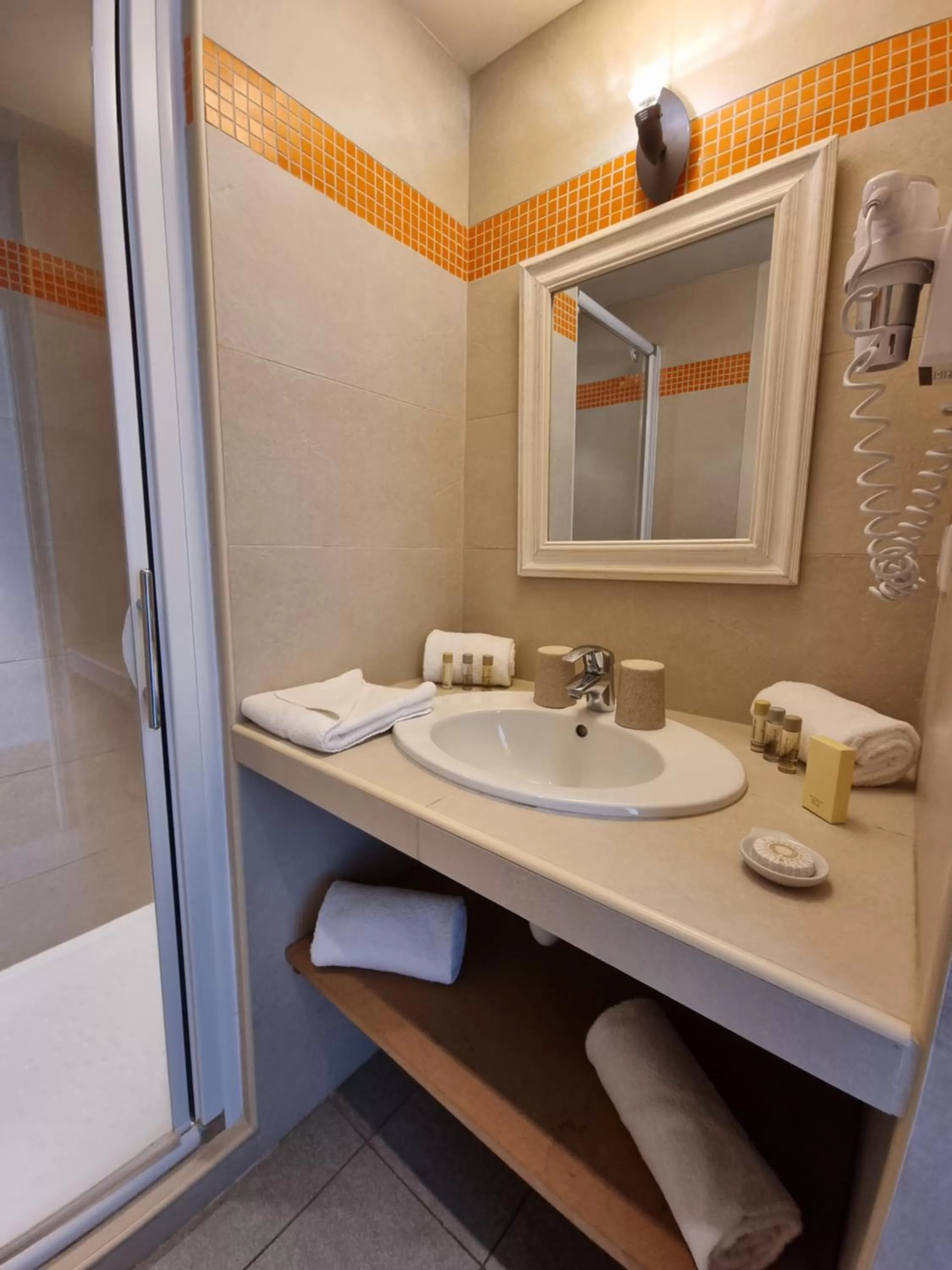 Bathroom in Castillon Des Baux