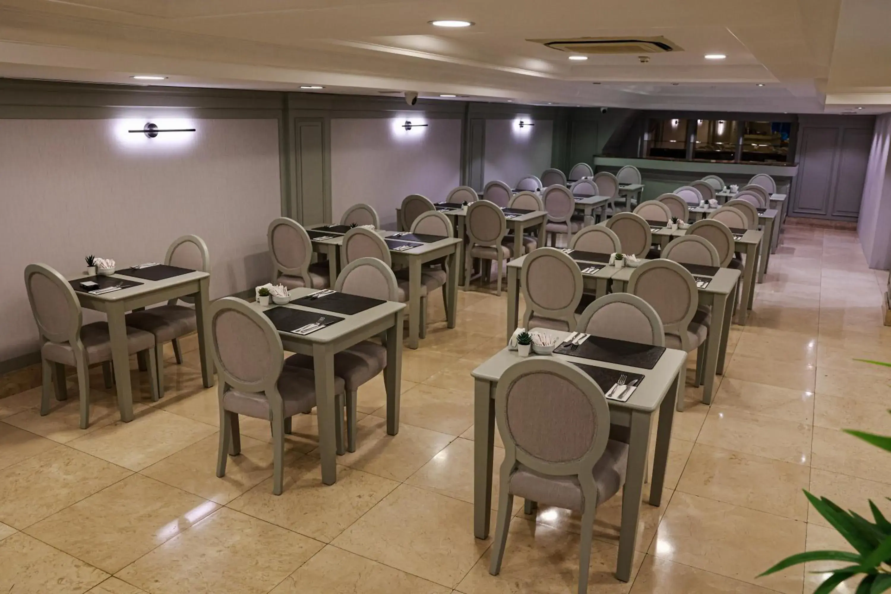 Restaurant/places to eat in Nova Plaza Park Hotel