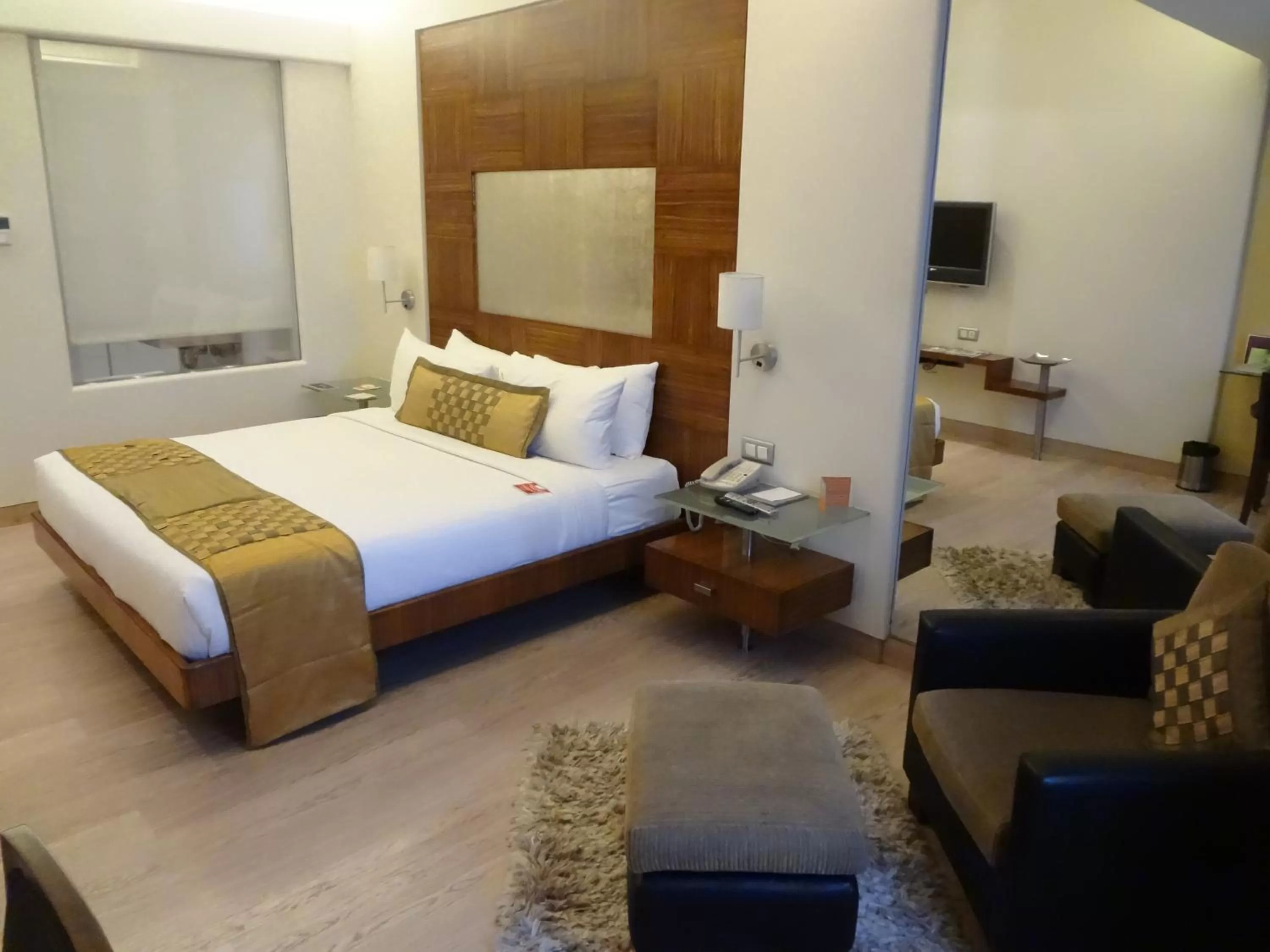 Photo of the whole room, Bed in Mirage Hotel, Mumbai International Airport