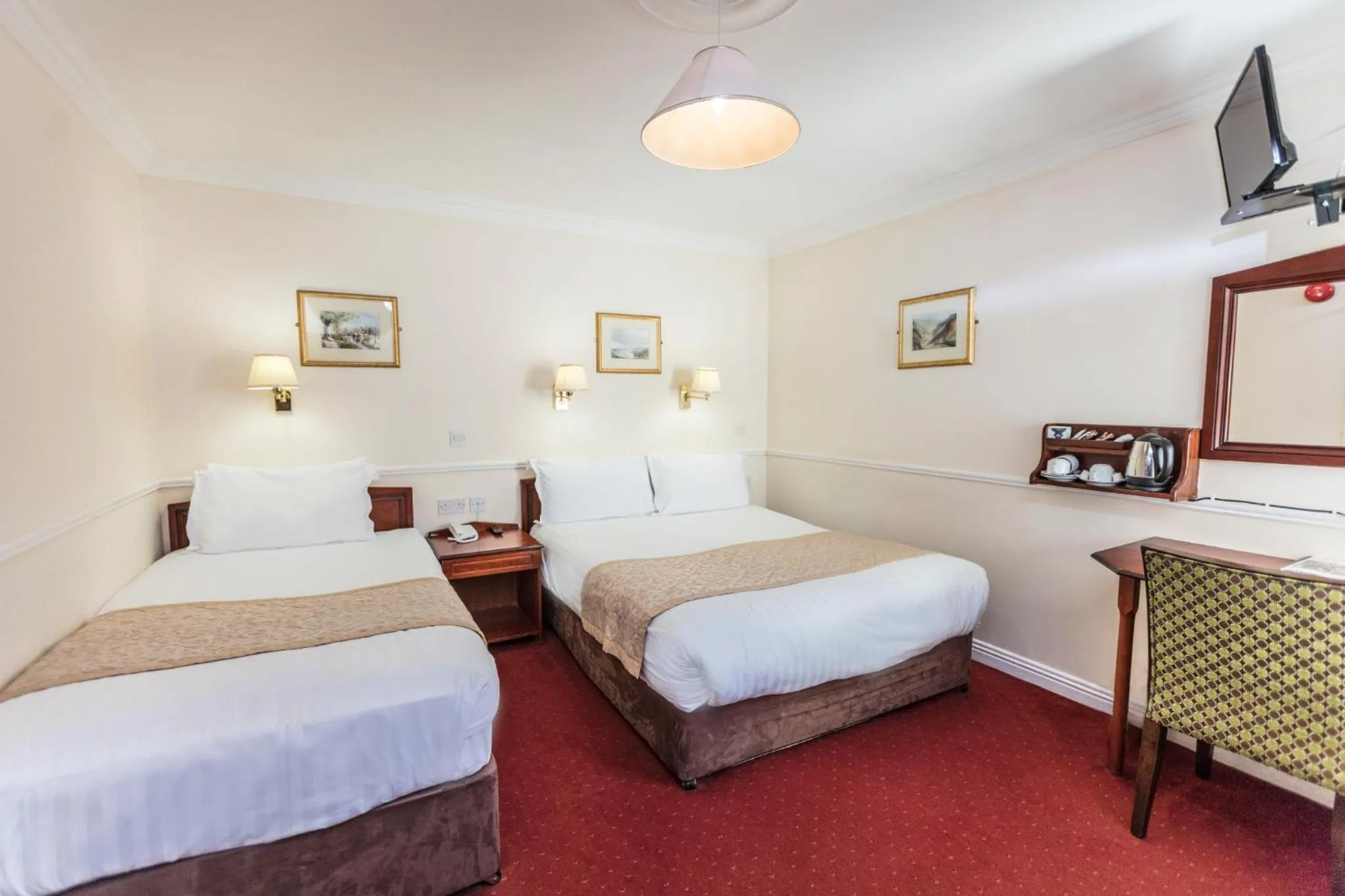 Photo of the whole room, Bed in The Lansdowne Hotel