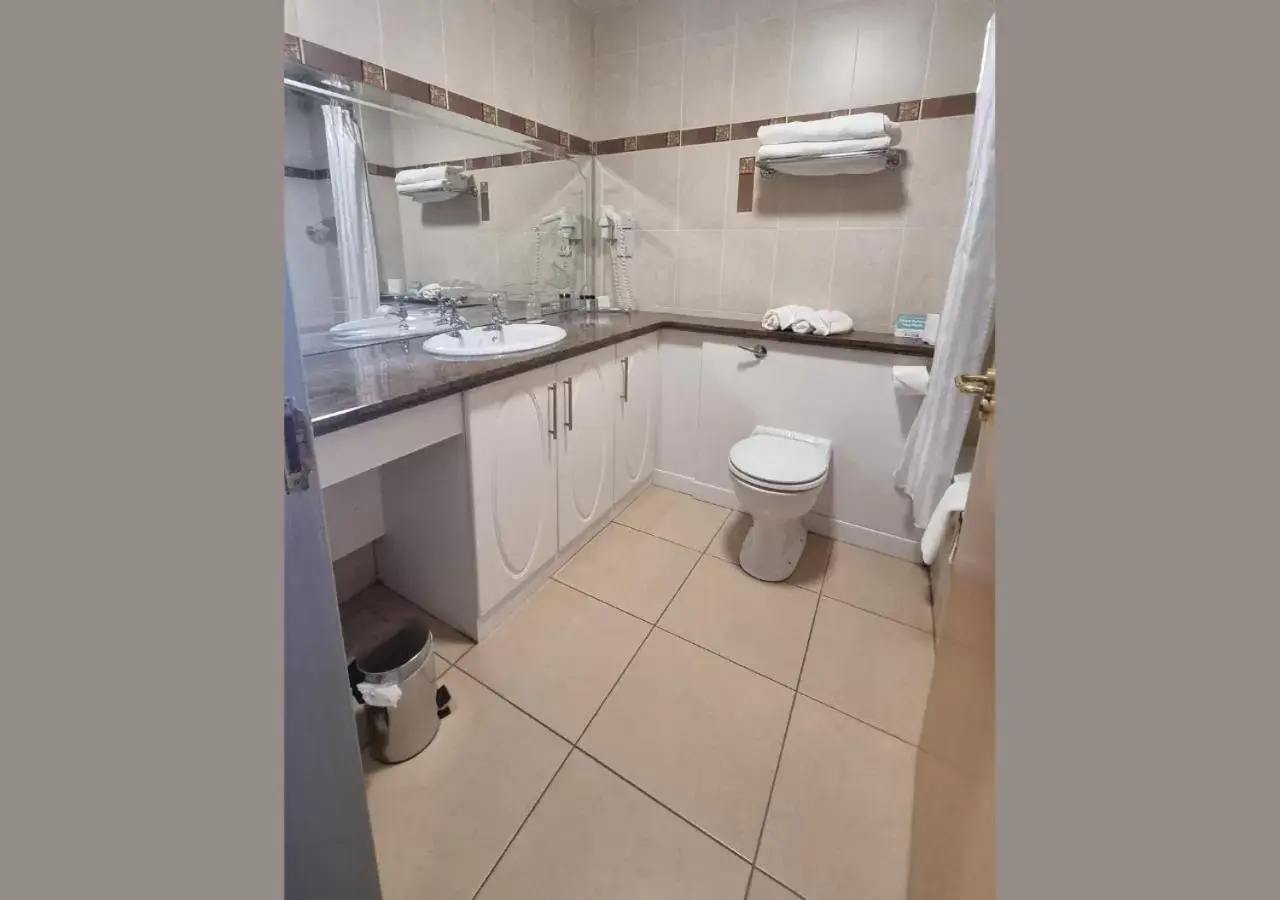 Bathroom in Allingham Arms Hotel