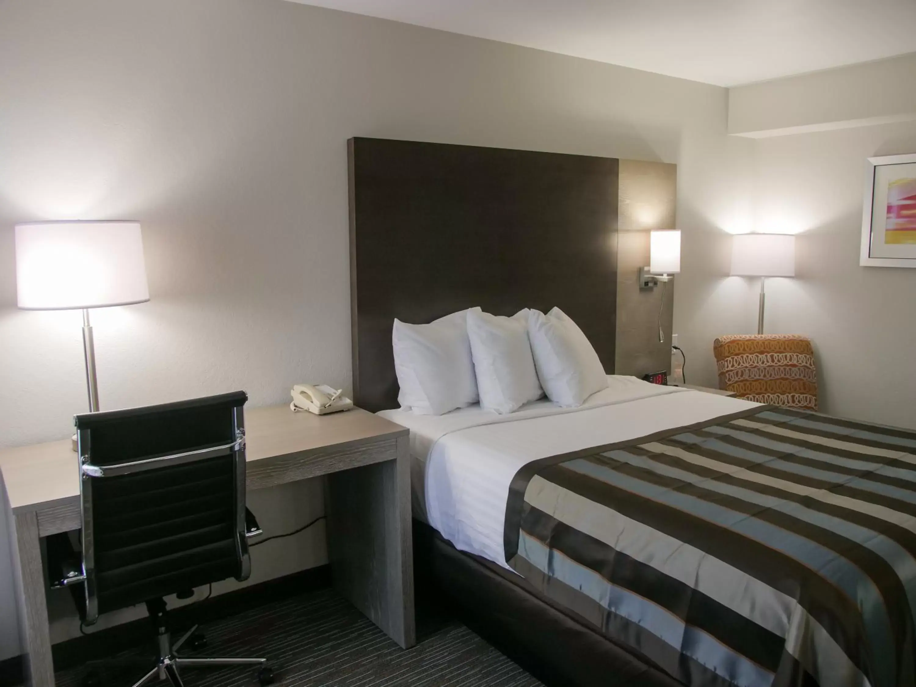 Bed in Wingate by Wyndham Louisville Airport Expo Center