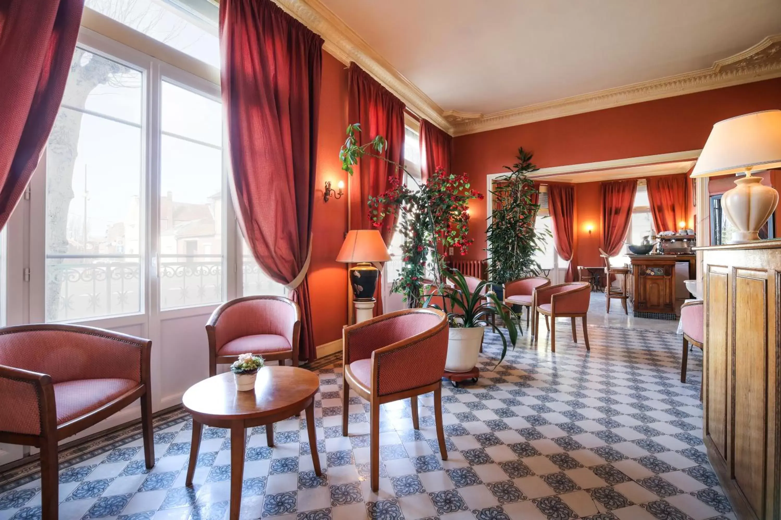 Lounge or bar in Montdidier Hôtel