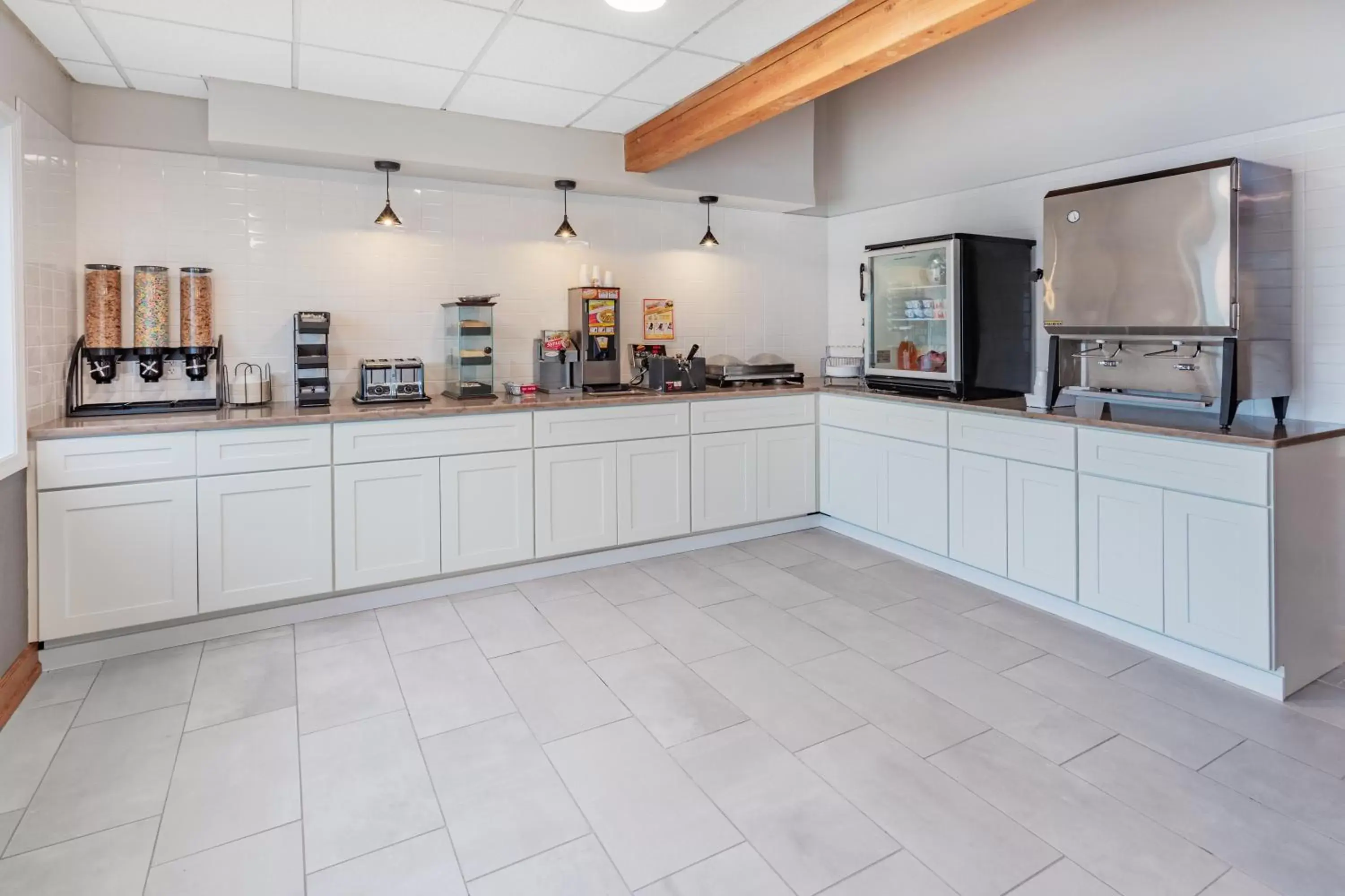 Breakfast, Kitchen/Kitchenette in Baymont by Wyndham Brooklyn Center Breakfast, Kitchen/Kitchenette in Baymont by Wyndham Brooklyn Center