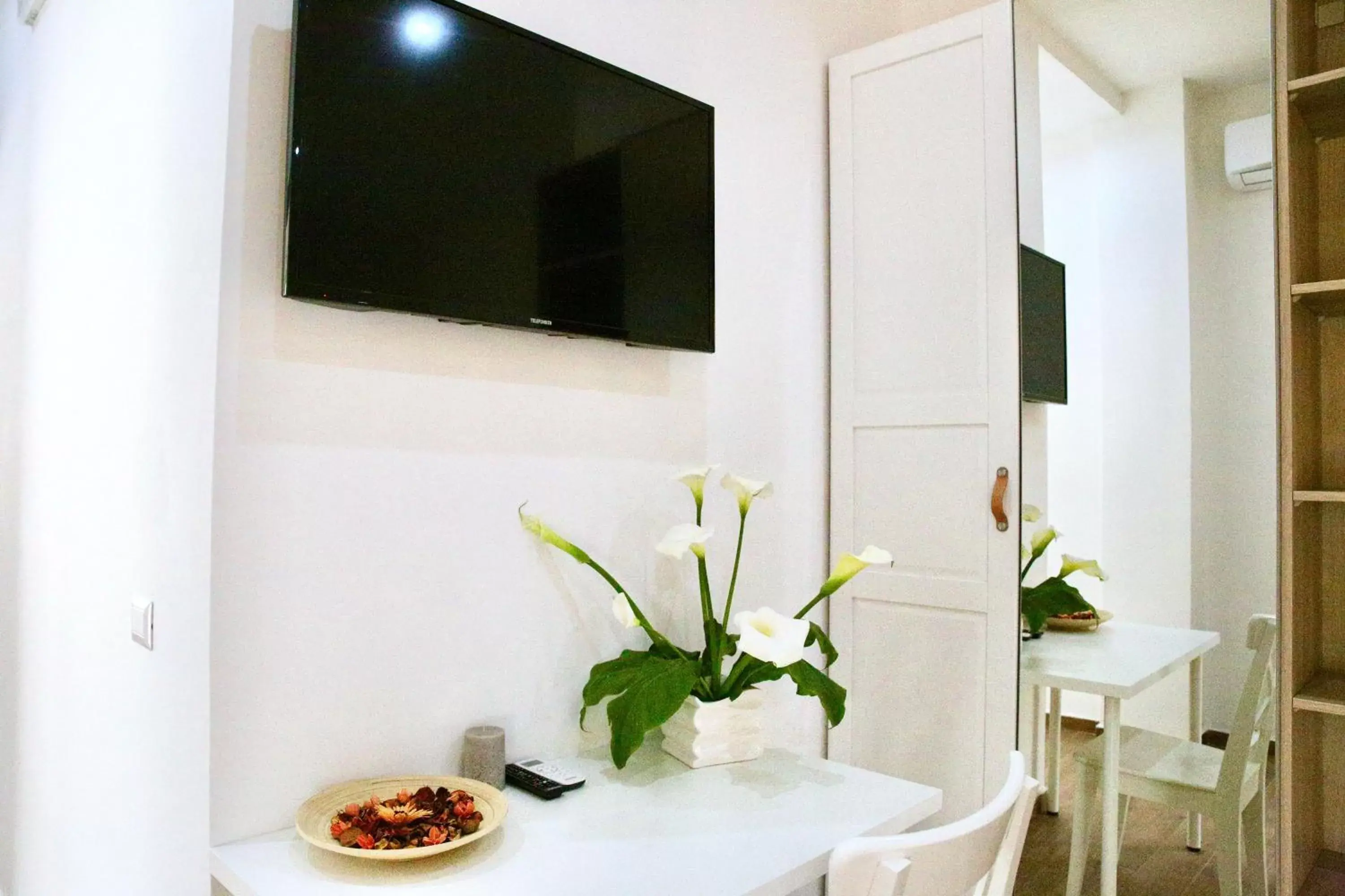 Photo of the whole room, TV/Entertainment Center in Andolfi 24 Rooms
