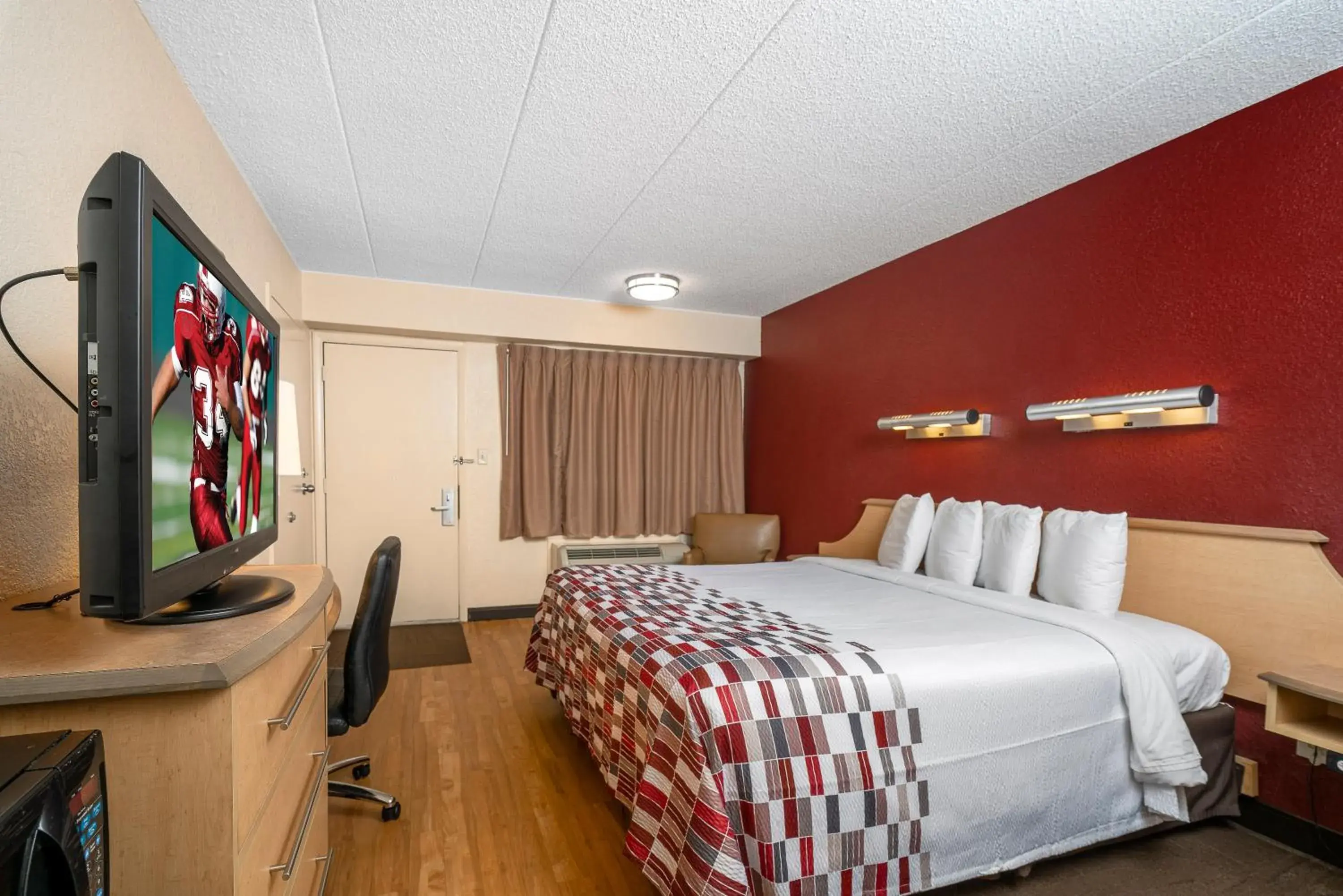 Bedroom, Bed in Red Roof Inn Detroit Metro Airport - Taylor