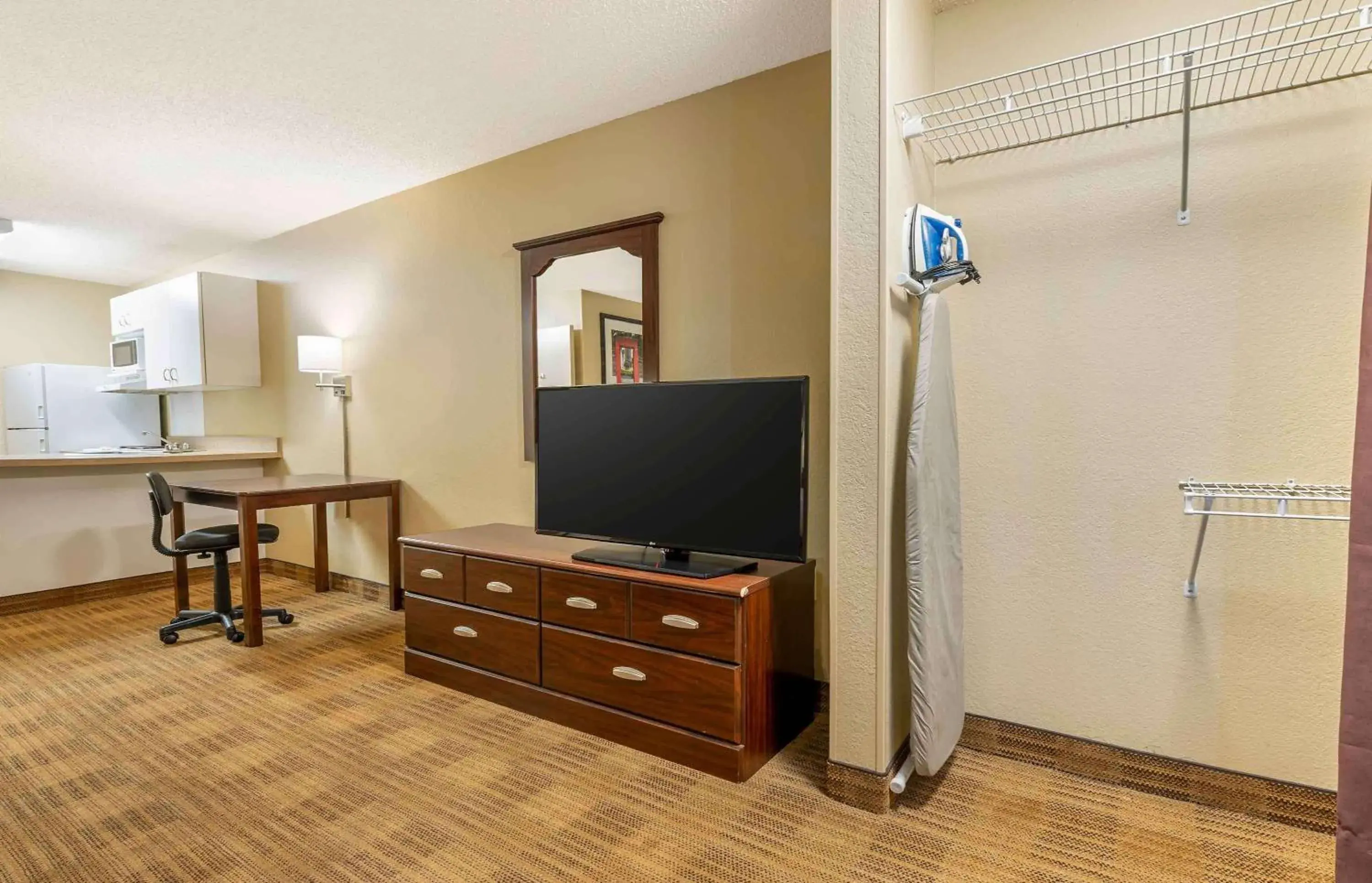 Bedroom, TV/Entertainment Center in Extended Stay America Suites - Indianapolis - Airport